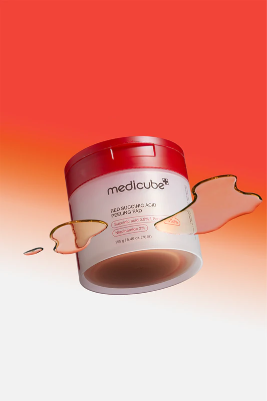 Discos esfoliantes de ácido succínico vermelho Medicube para pele problemática.