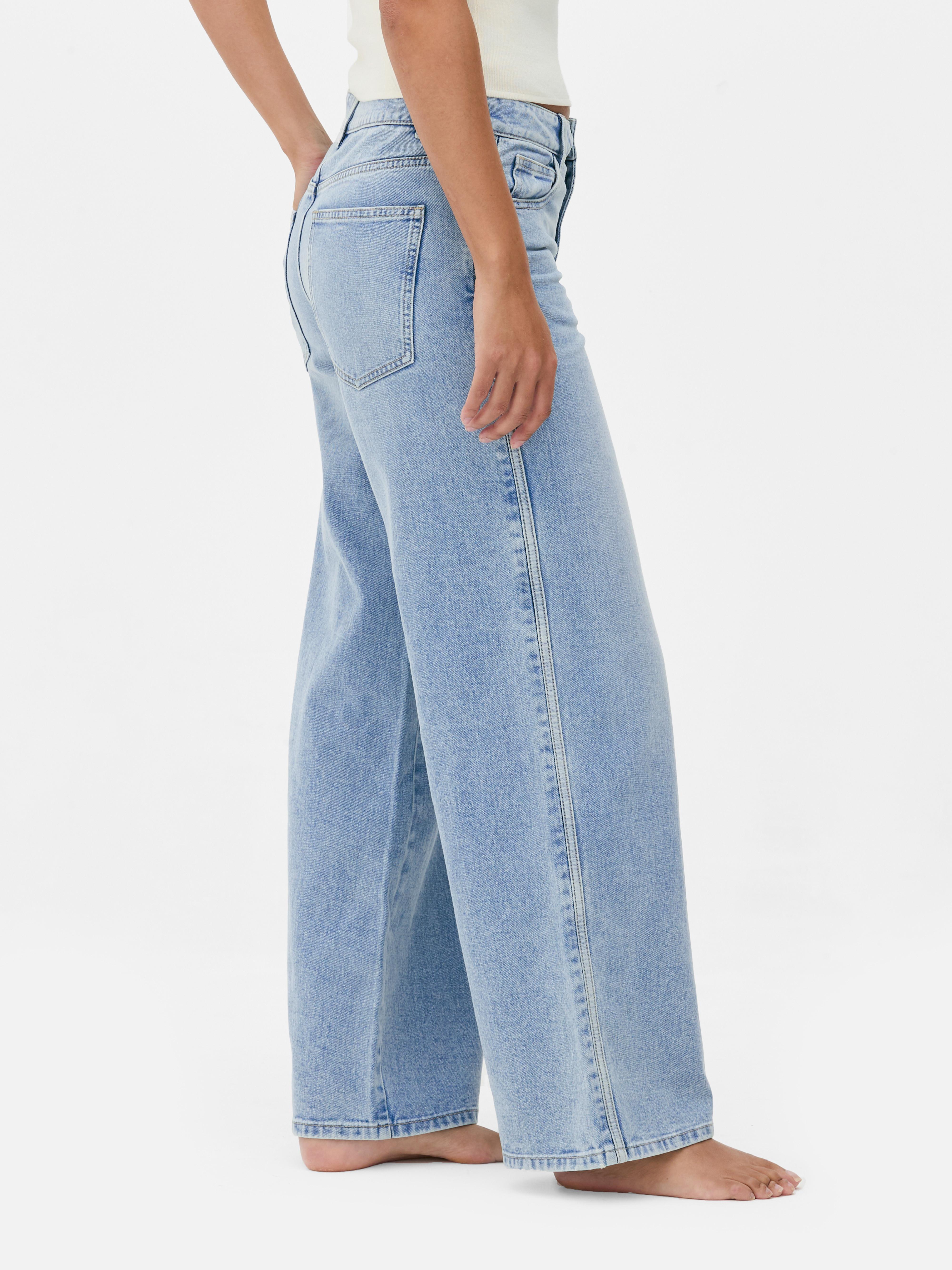 Jeans con striscia laterale e gamba larga. Questi jeans hanno gamba larga, cinque tasche, passanti per la cintura e chiusura nascosta sul davanti.