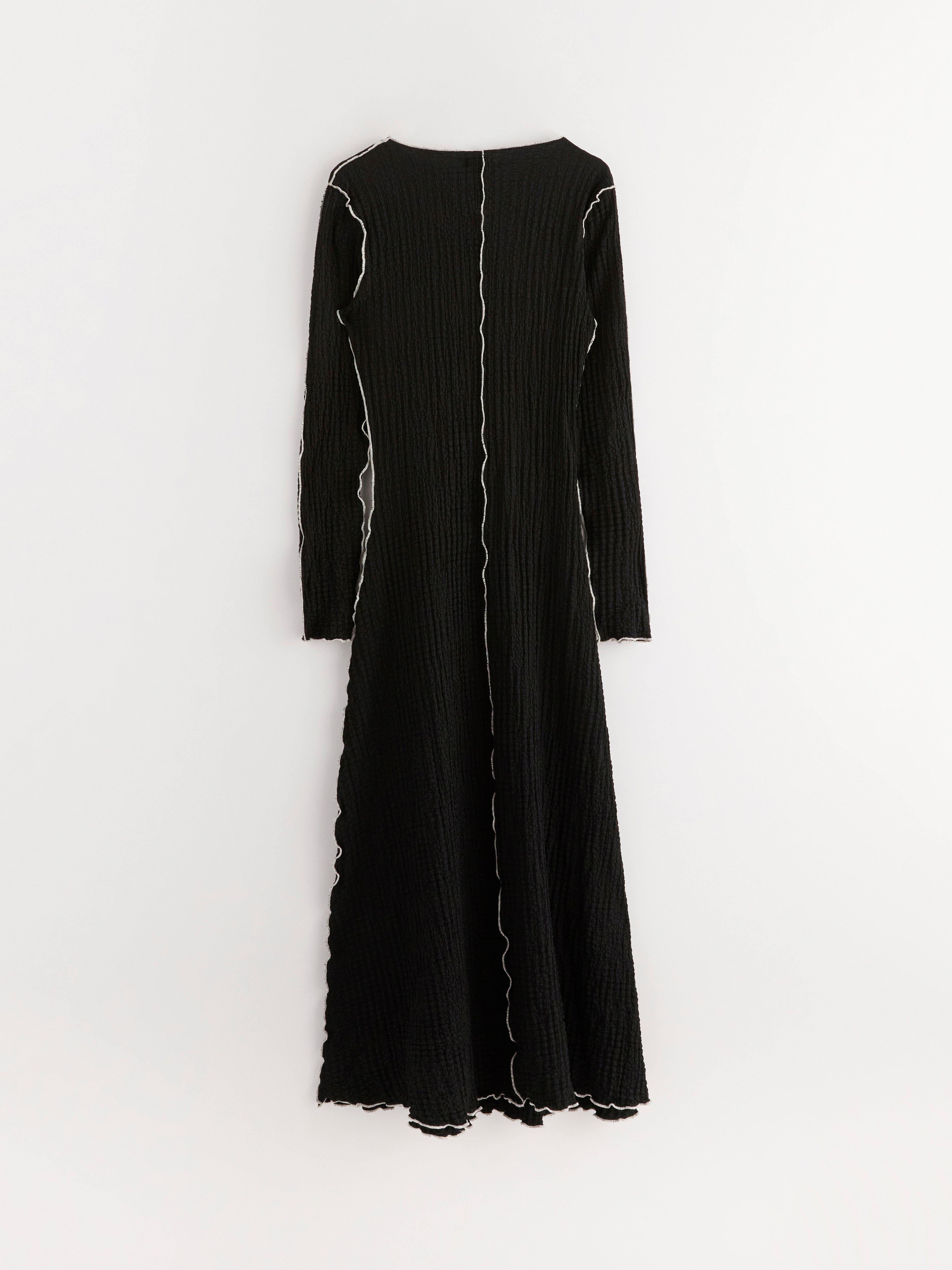 Vestido longo preto de mangas compridas