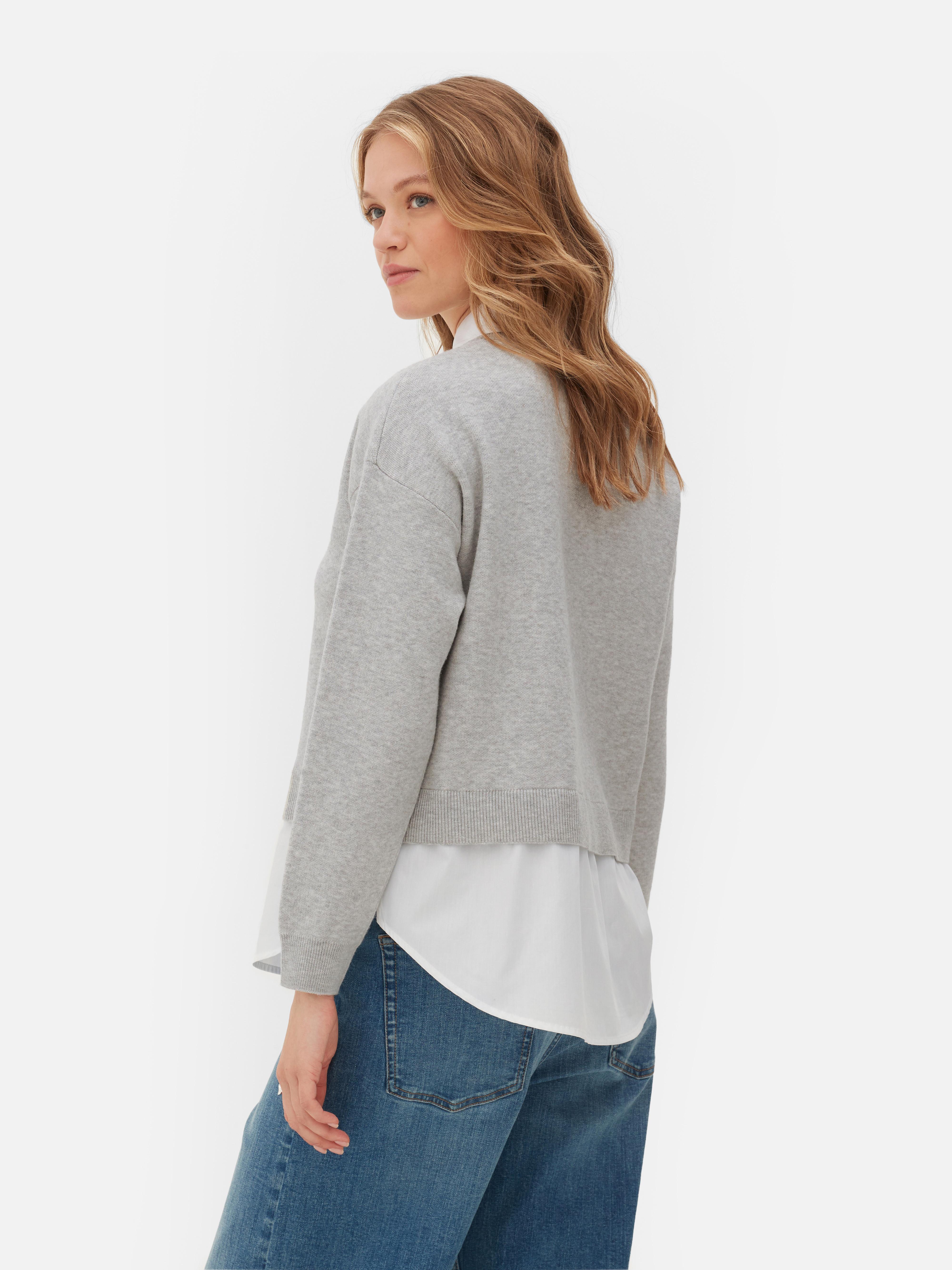 Zweiteiliges Strickset aus Pullover mit Aufdruck und Shirt. Ergänzen Sie Ihre Garderobe mit diesem kuscheligen Duo aus Pullover mit Aufdruck und Shirt.