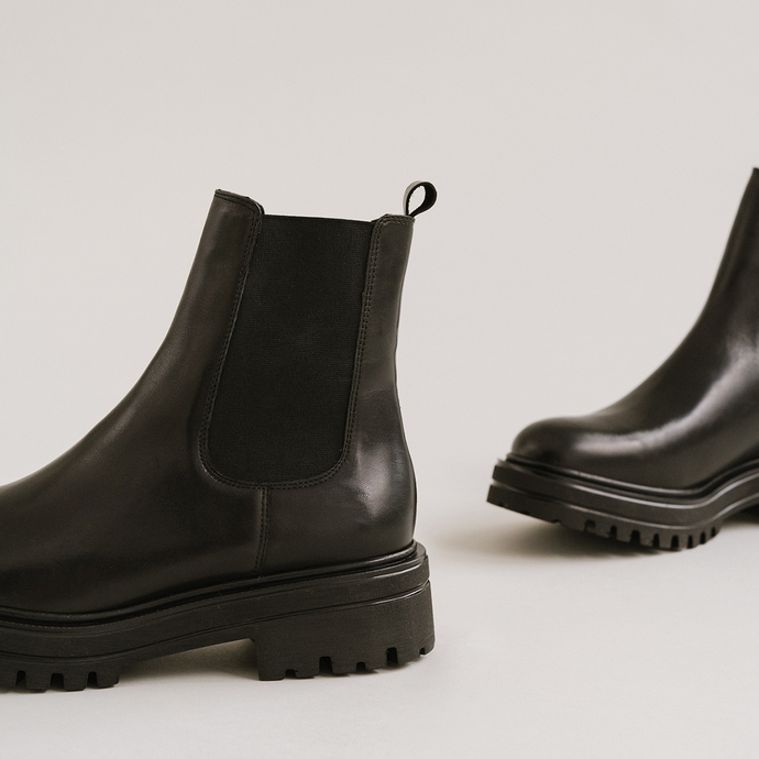 Boots à semelles crantées et élastiques  en cuir noir