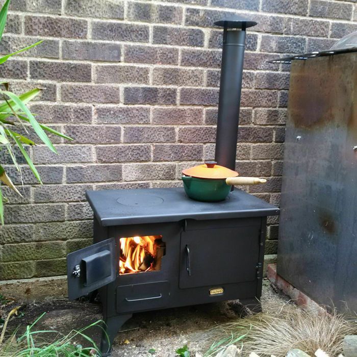 Estufa de leña PRITY GS con horno integrado: compacta y portátil, ideal para acampar y cocinar al aire libre.