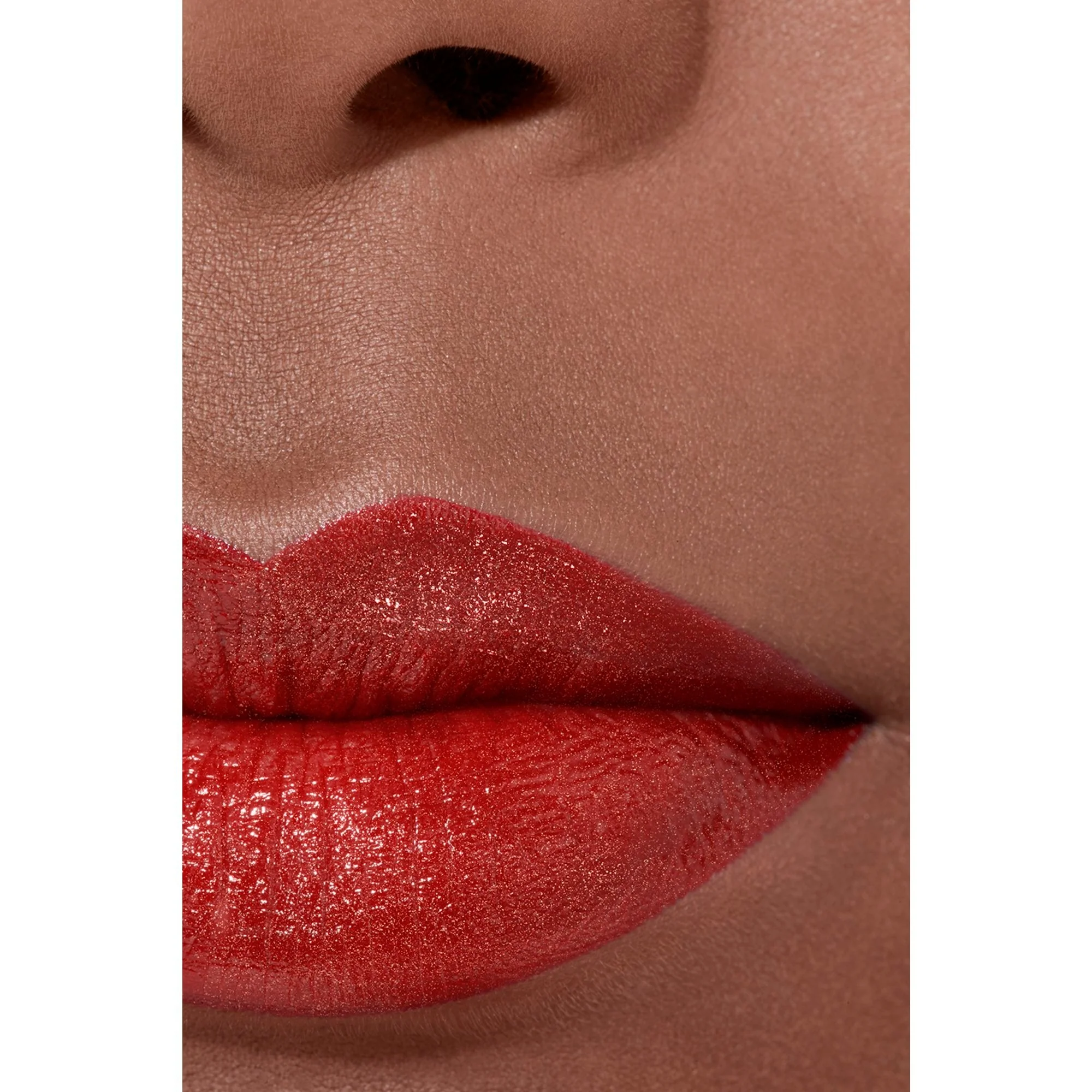 ROUGE ALLURE L'EXTRAIT - IL ROSSETTO AD ALTA INTENSITÀ ESTRATTO DI LUCE E TRATTAMENTO. RICARICABILE