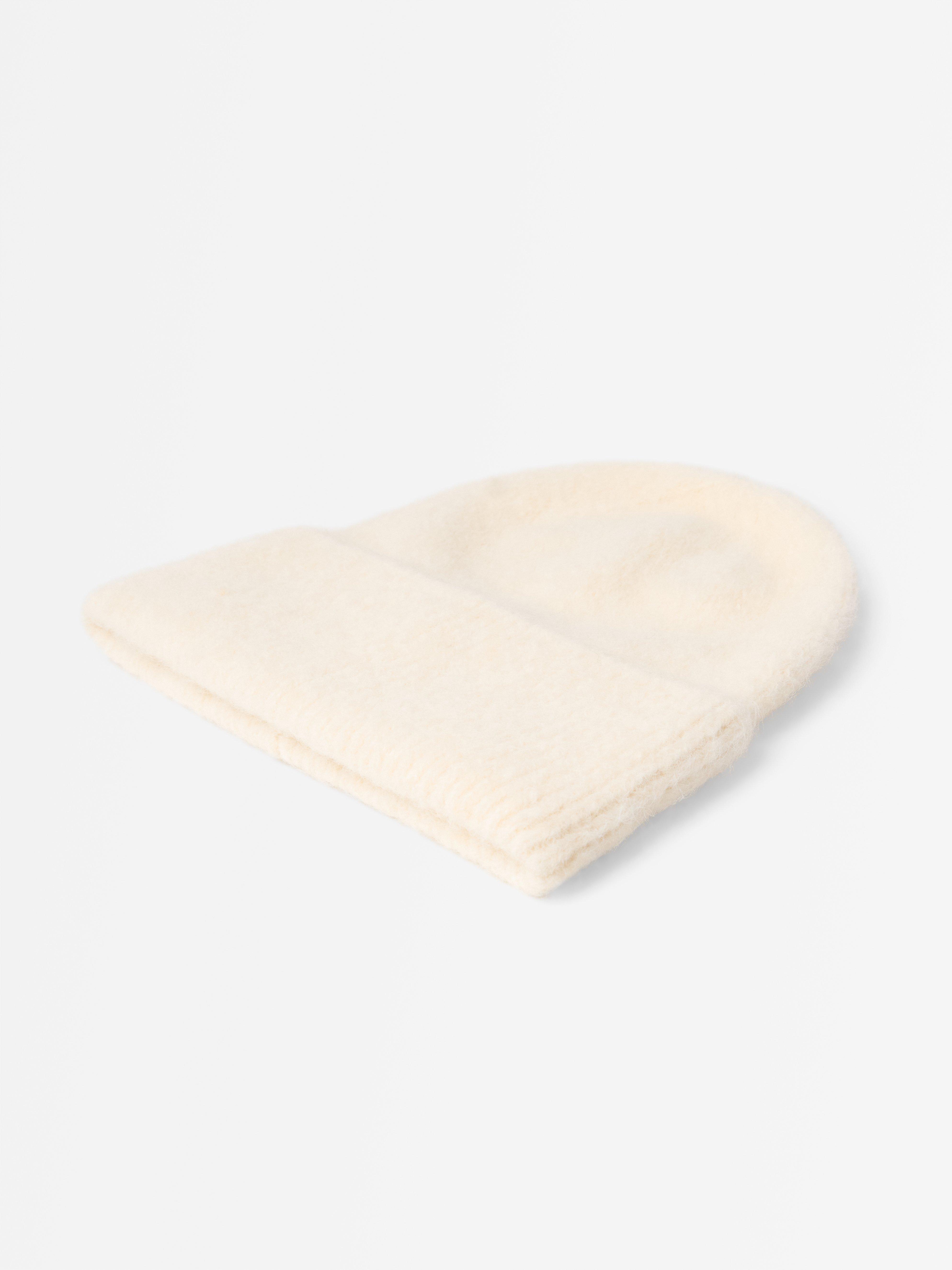 Bonnet tricoté blanc cassé