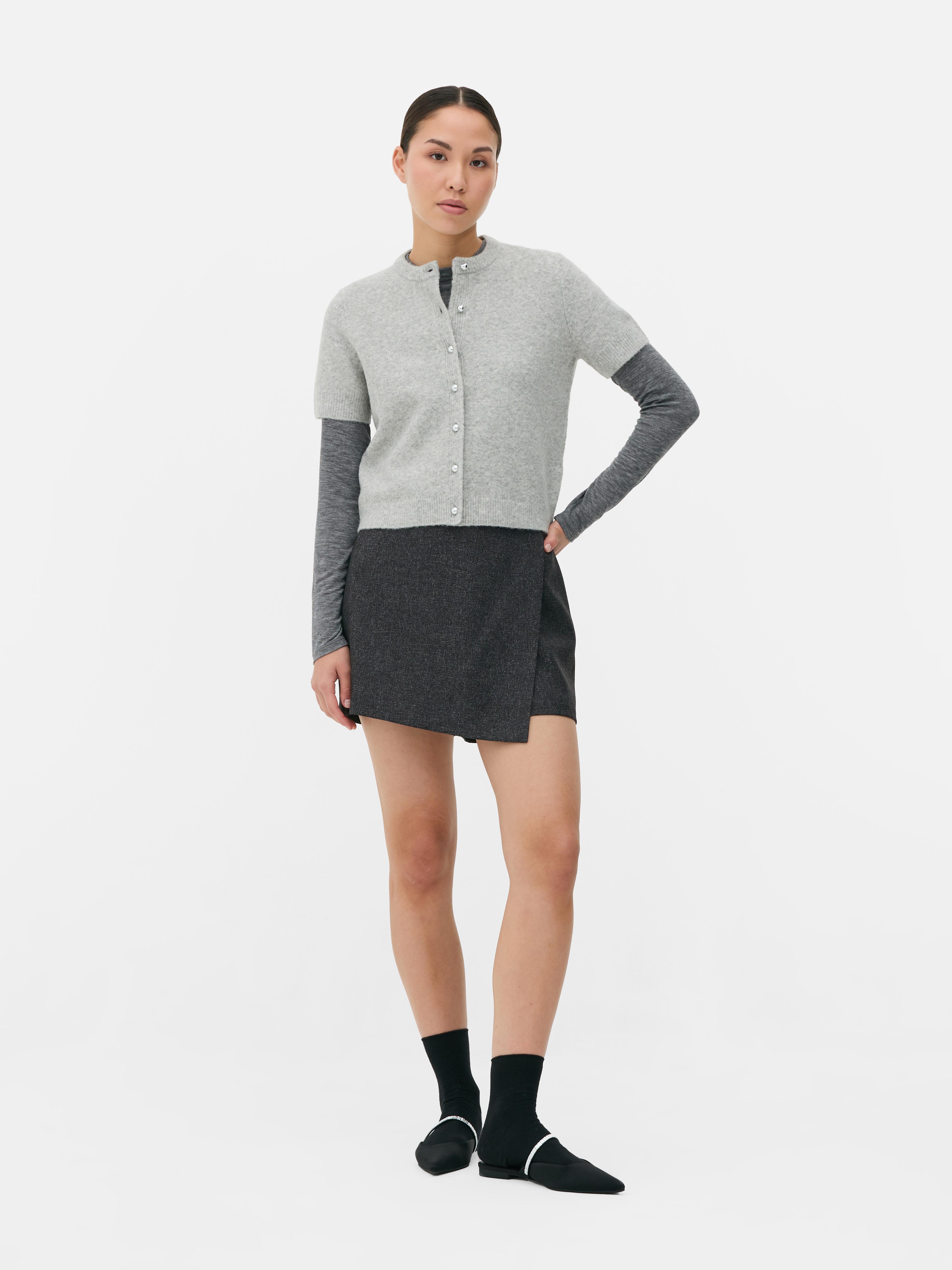 Kortermet cardigan med knappelukking En kortermet cardigan med knappelukking foran