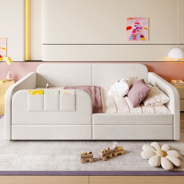 Cama infantil de 90x200 cm tapizada en terciopelo blanco con 2 cajones, 3 bolsillos laterales y somier de láminas metálicas, convertible en cama para padres e hijos.