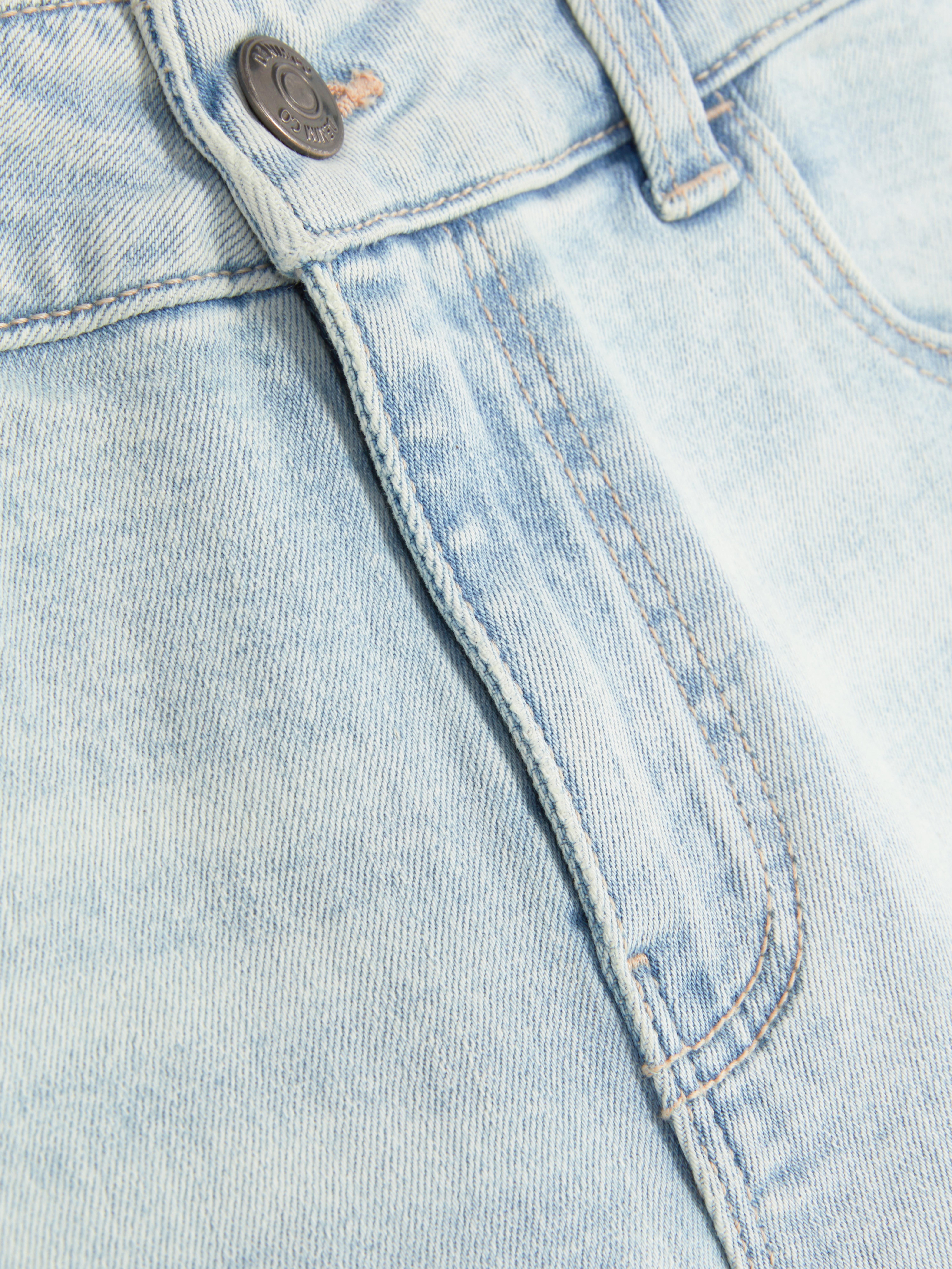 Blugi slim fit pentru băieți. Acești blugi slim fit cu găici pentru curea și nasturi dau colecției lor de blugi un plus.