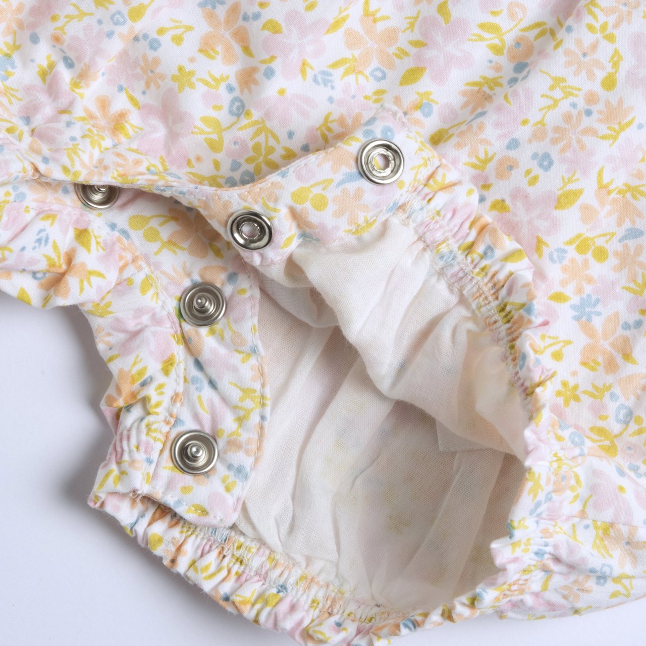 Salopette courte à imprimé floral avec body blanc