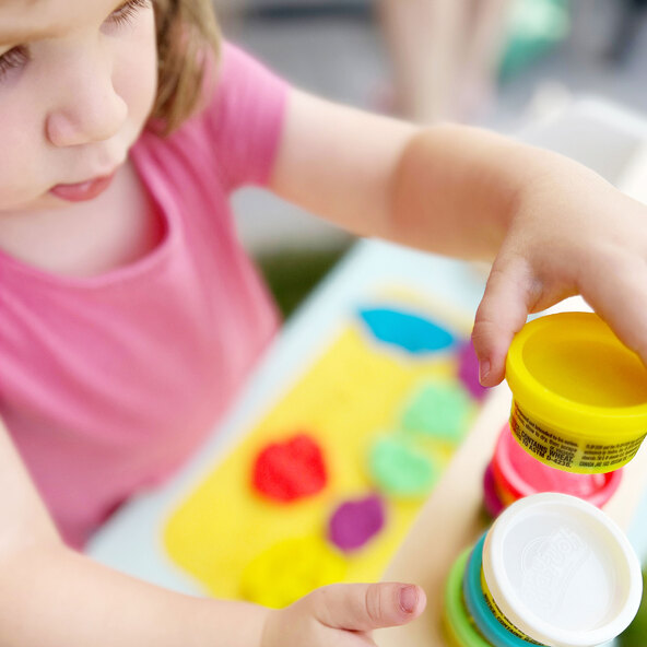 Kreativer Spieltisch, roba x Play-Doh, inklusive Knete und Zubehör