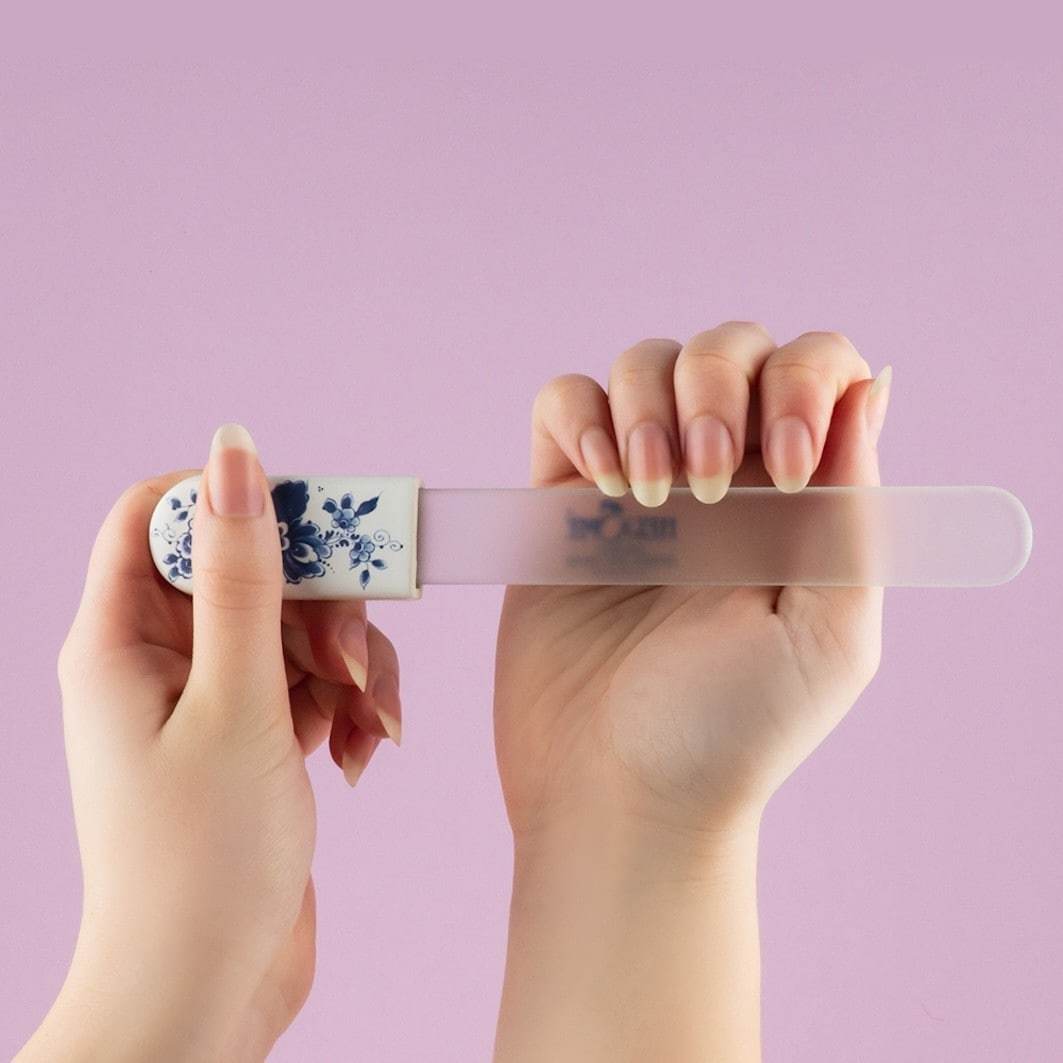 Herome Cosmetics nagu vīle, liela stikla nagu vīle – Delft Blue – 1 gab.
