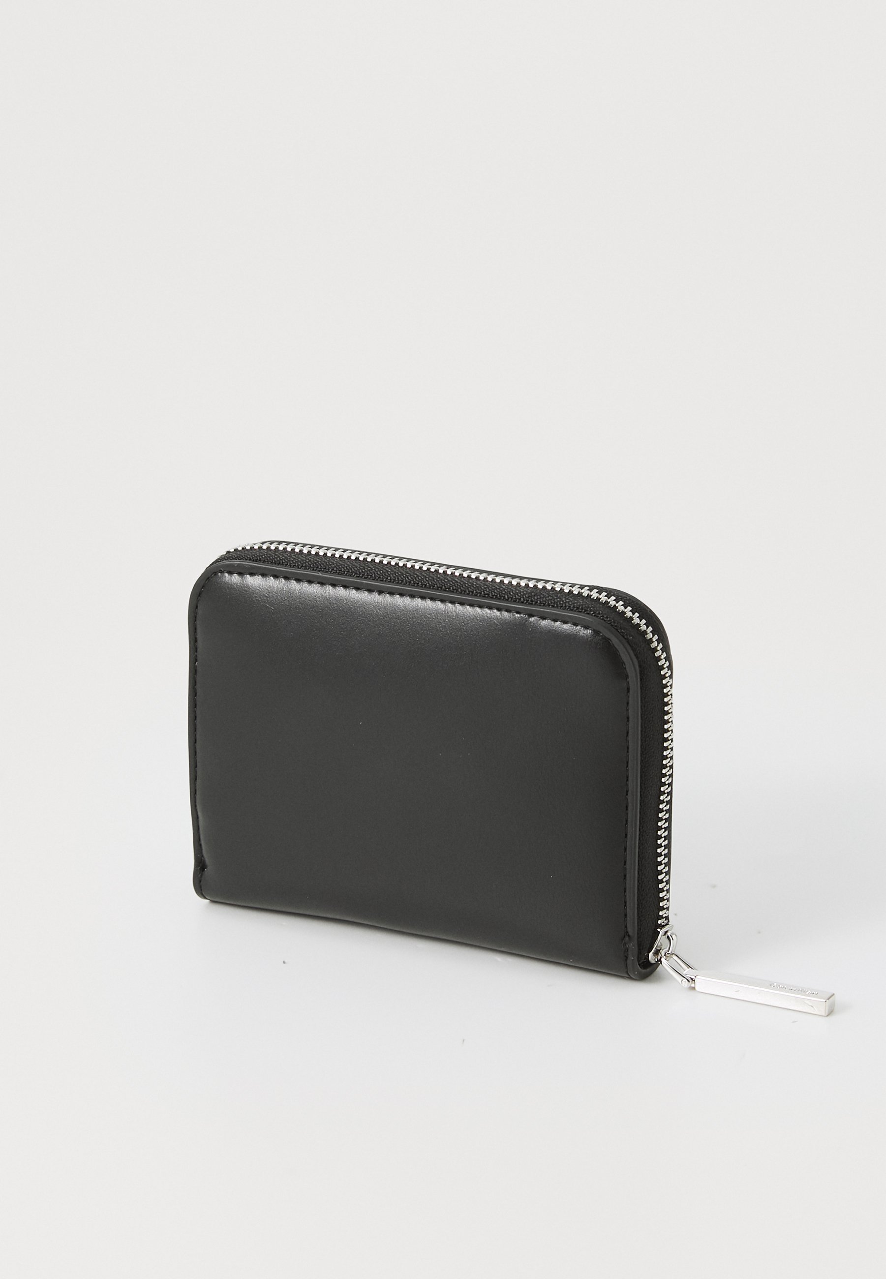 Portefeuille Calvin Klein à fermeture éclair moyenne, logo en relief, noir
