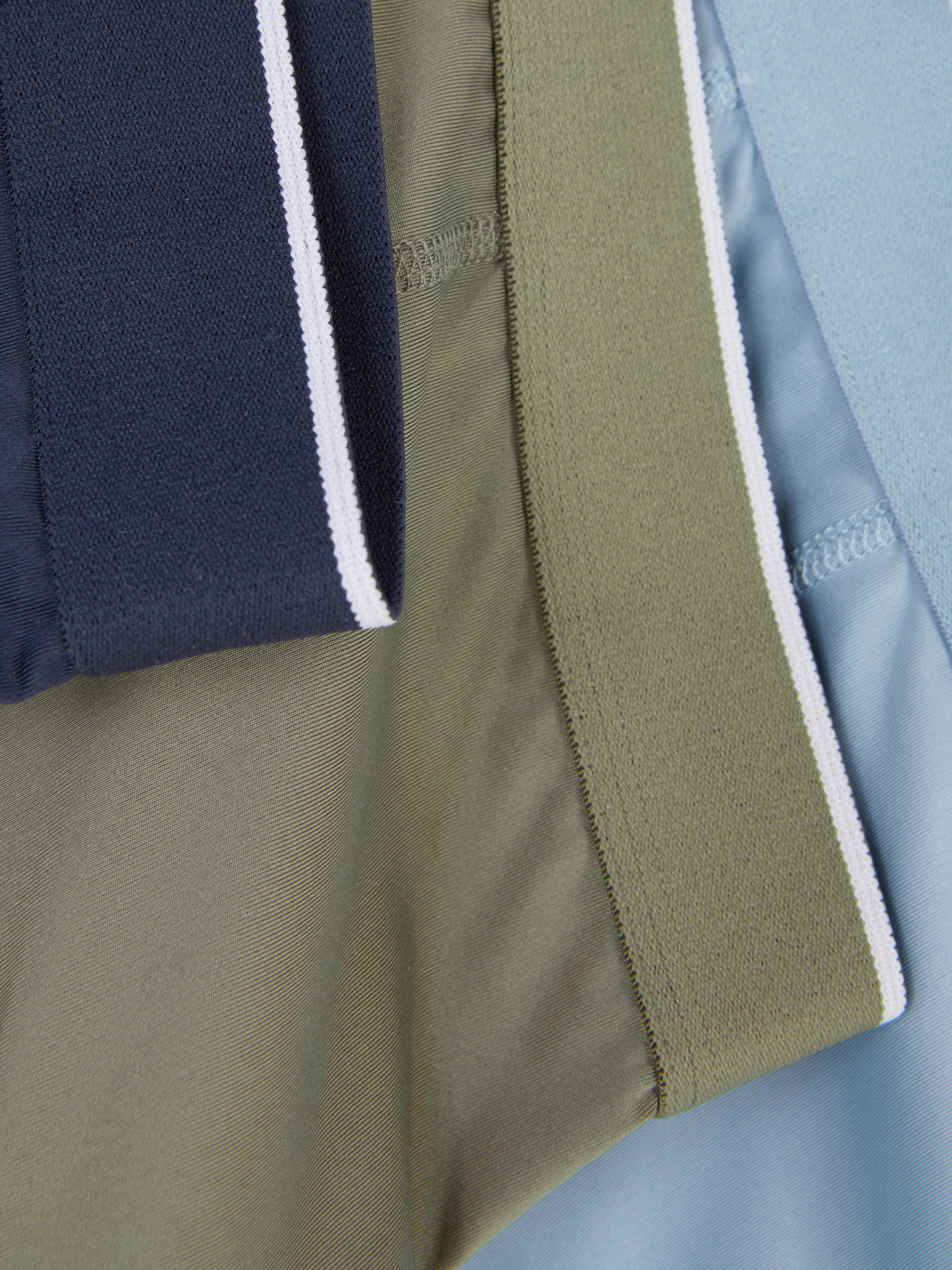 Boxershorts in verschiedenen Farben, 3er-Set. Eine Multipackung mit drei Boxershorts in unterschiedlichen Farbkombinationen.