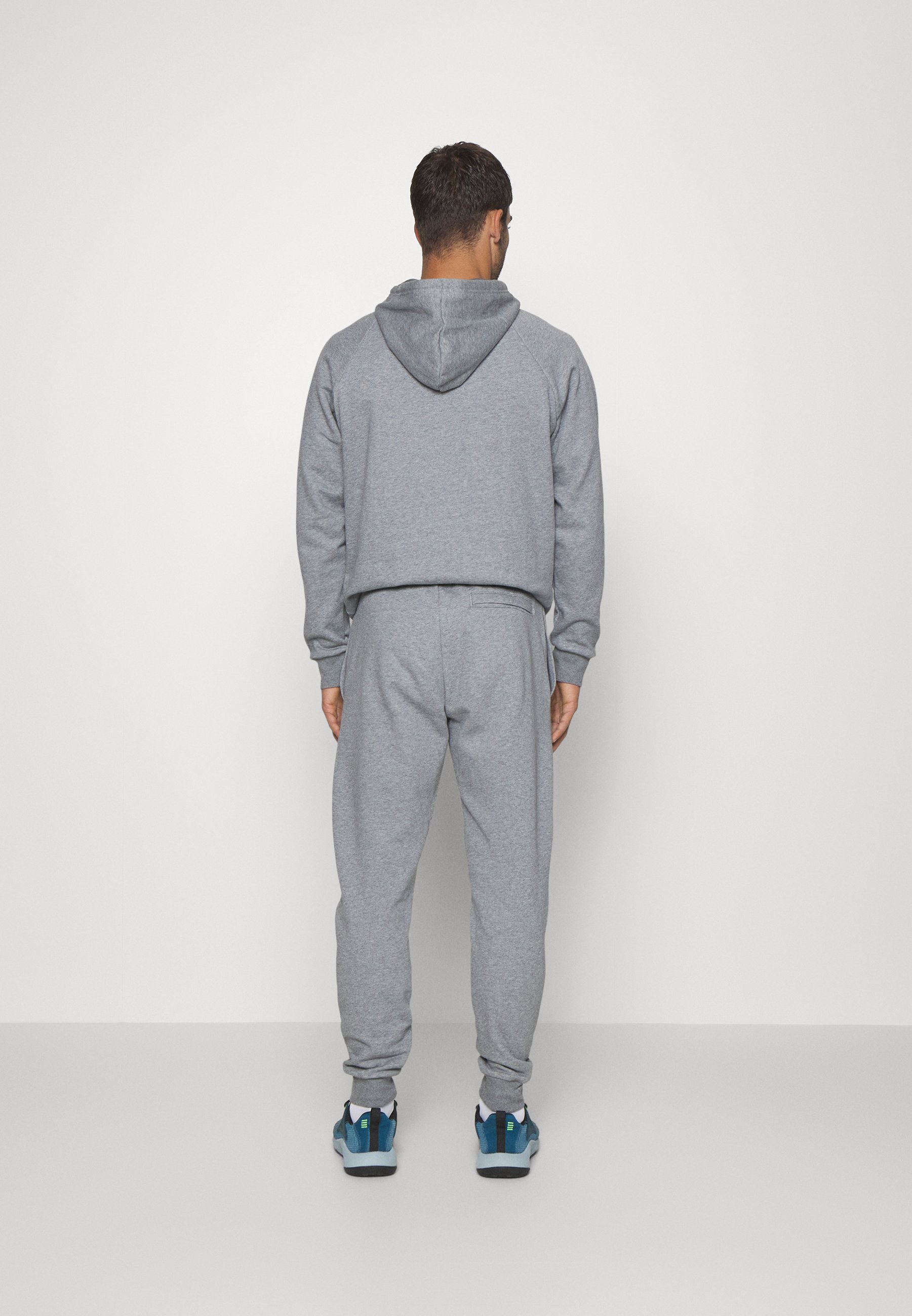 Under Armour RIVAL FLEECE - Spodnie dresowe - castlerock jasny melanż/biały