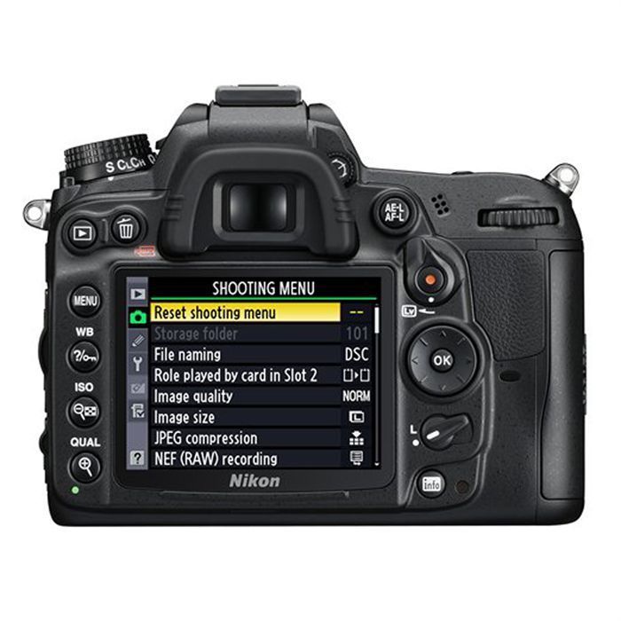 NIKON D7000 + 18-105 VR