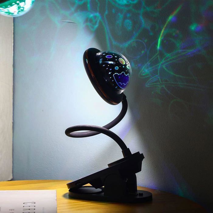 Lámpara infantil con pinza, lámpara de lectura LED recargable por USB con proyección de estrellas e intensidad regulable mediante tacto.