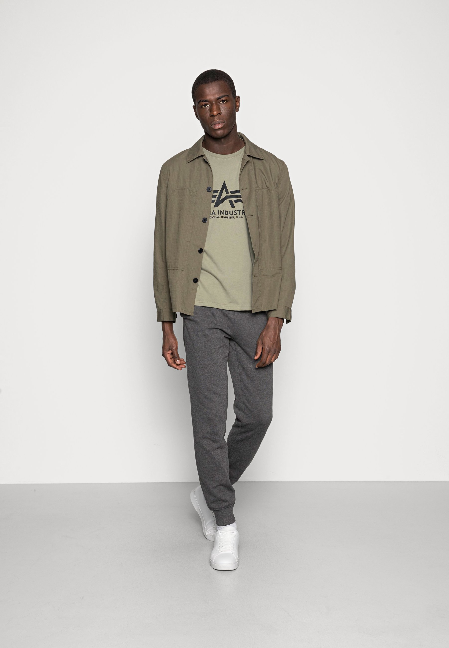 T-shirt stampata Alpha Industries - verde oliva