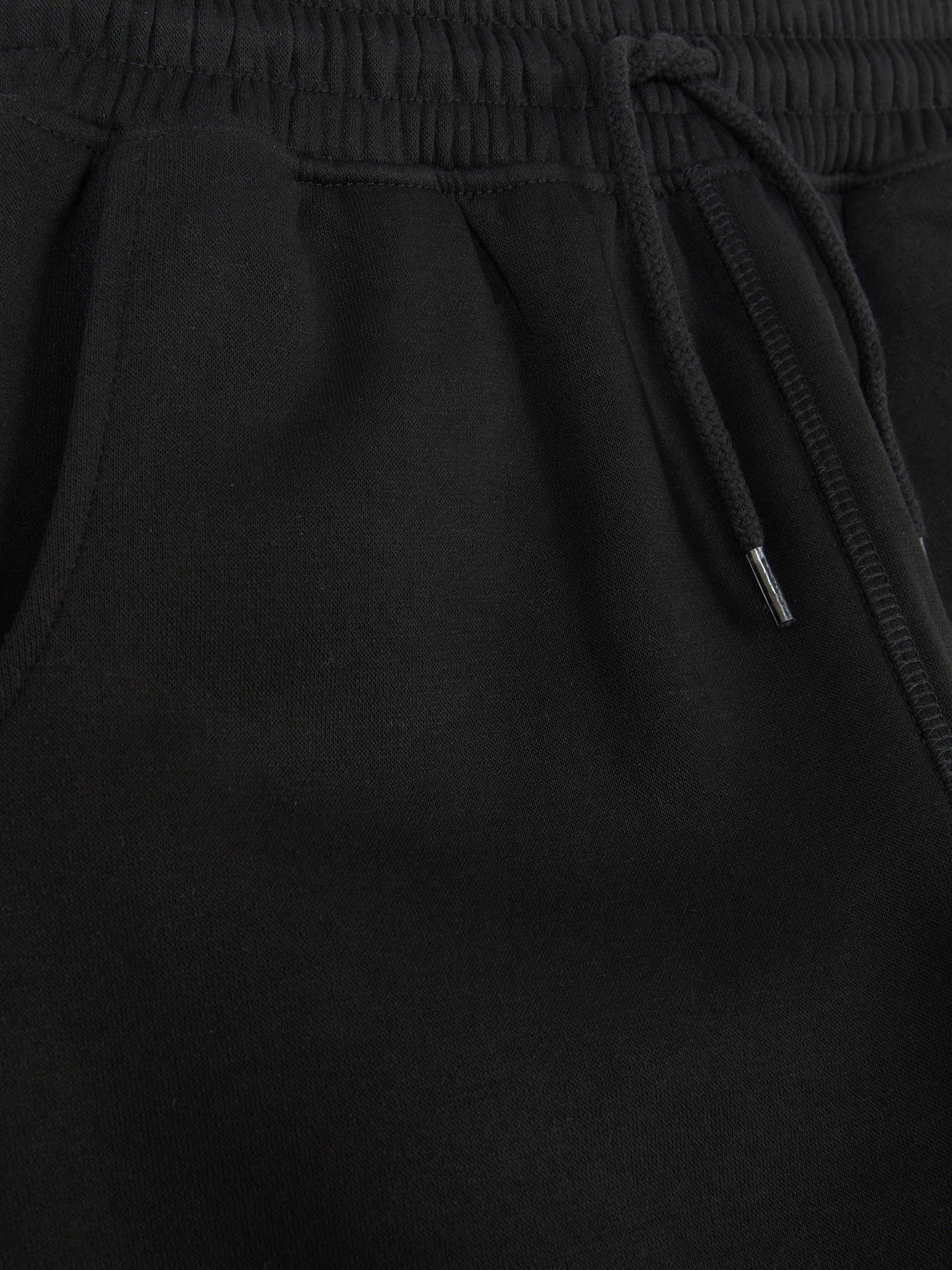 Jogginghose für Jungen mit Bund und Kordelzug. Lässige und bequeme Jogginghose mit Kordelzug im Bund, Seitentaschen und Bündchen.