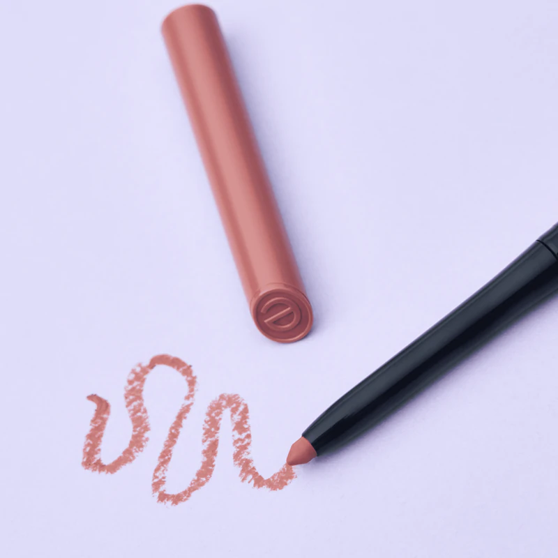 matná ceruzka na pery essence 8h Matte Comfort so strúhadlom