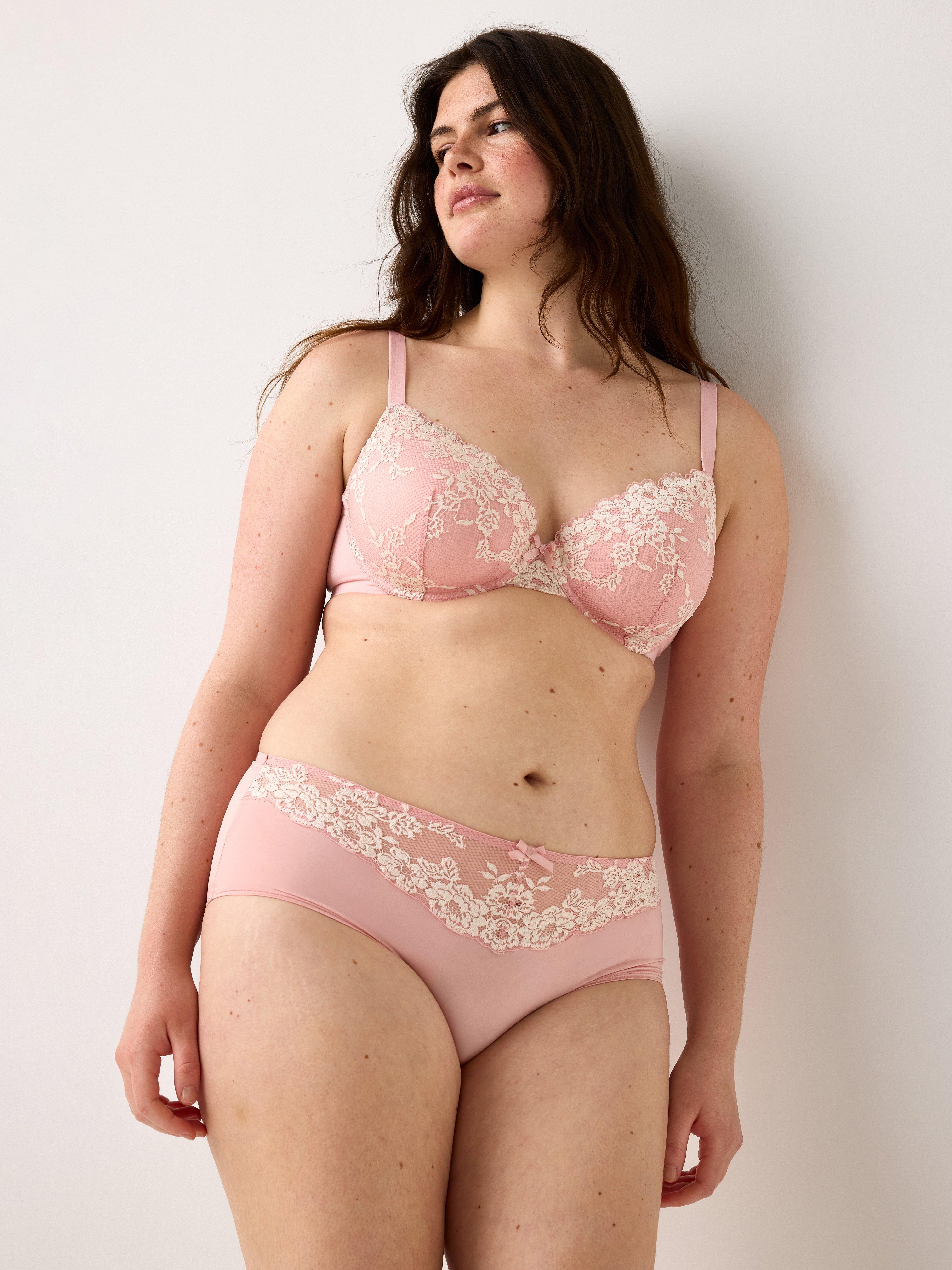 Calcinha de renda rosa claro