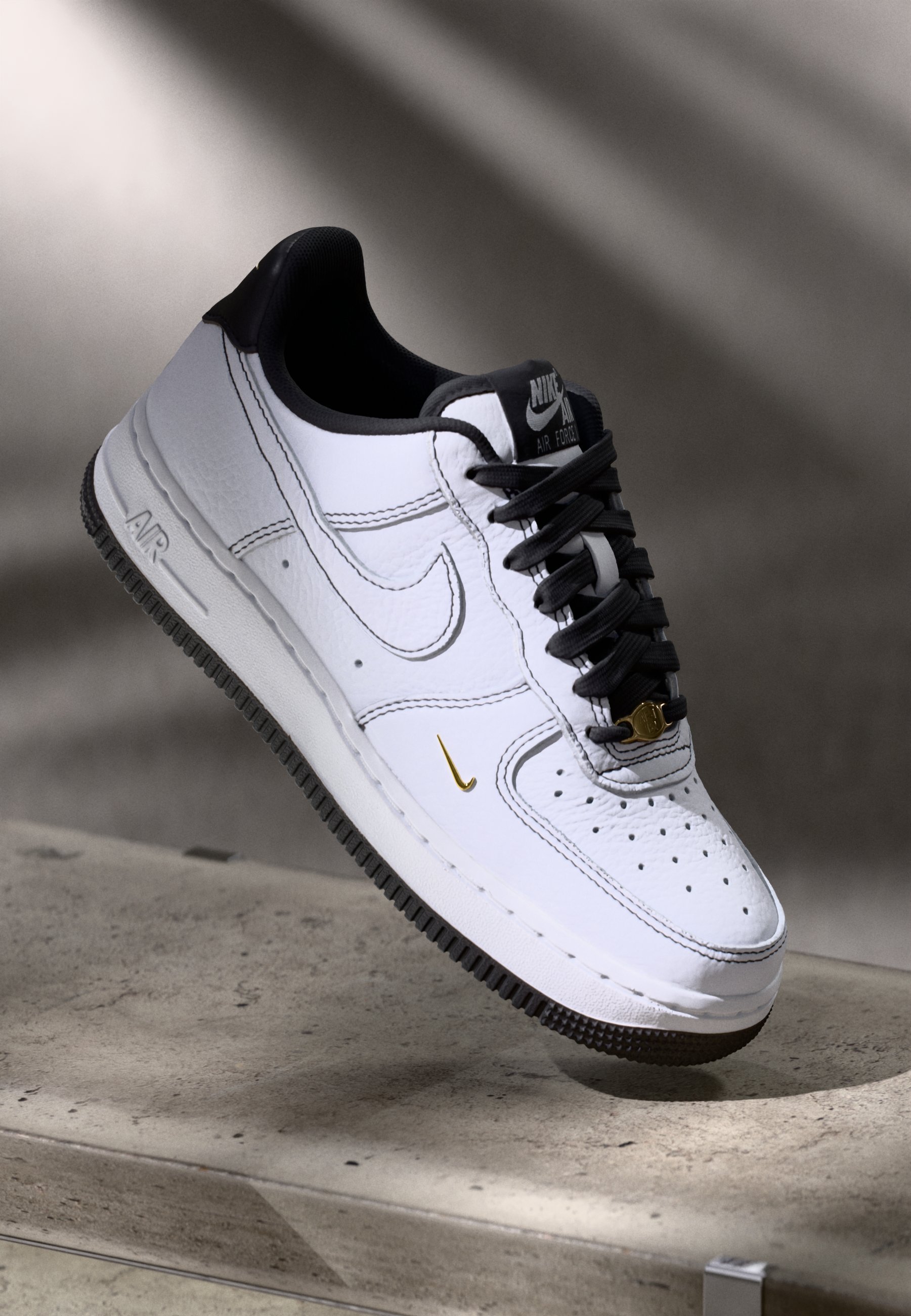 Nike Sportswear AIR FORCE 1 07 - Joggesko - hvit/svart/metallisk gullfarget