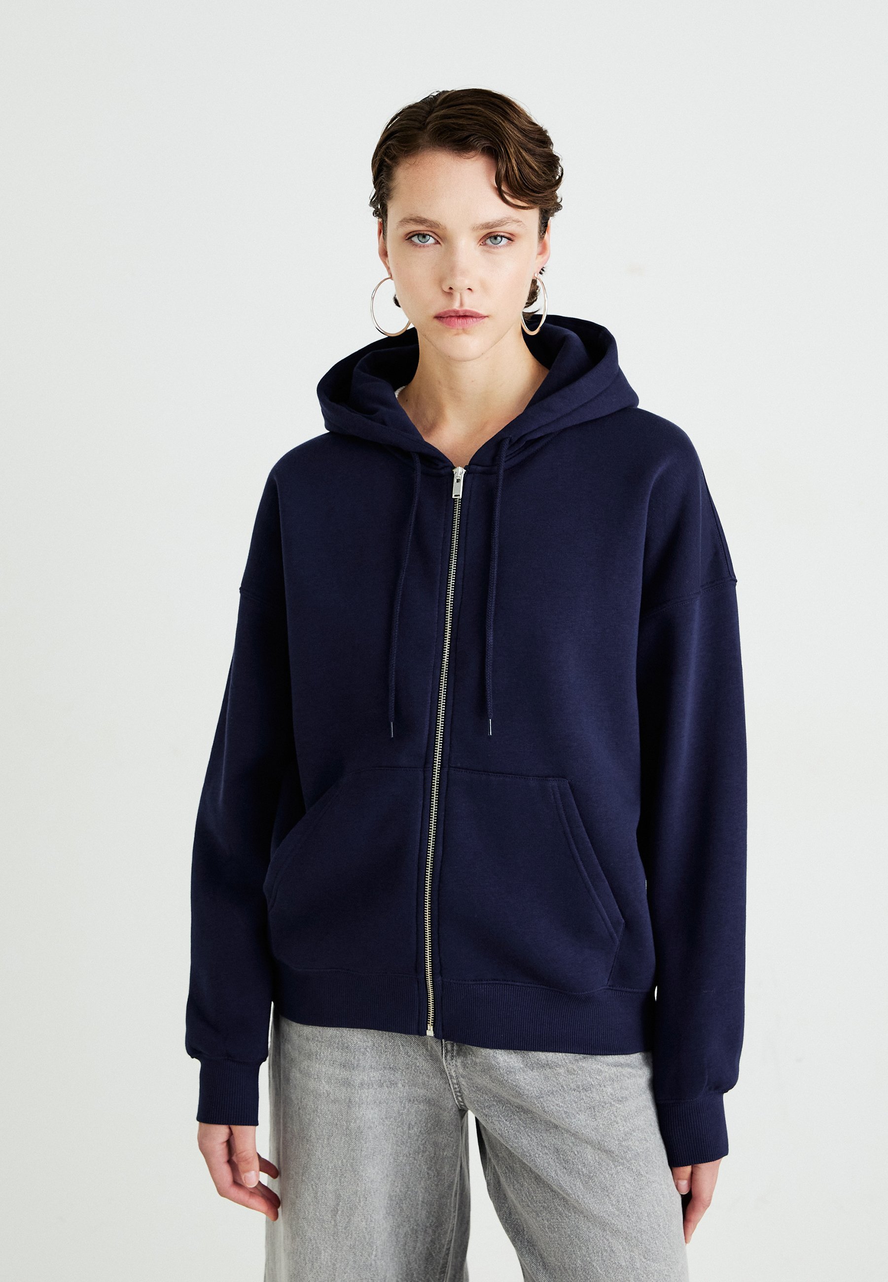 Gina Tricot džemperis ar rāvējslēdzēju - peacoat krāsā
