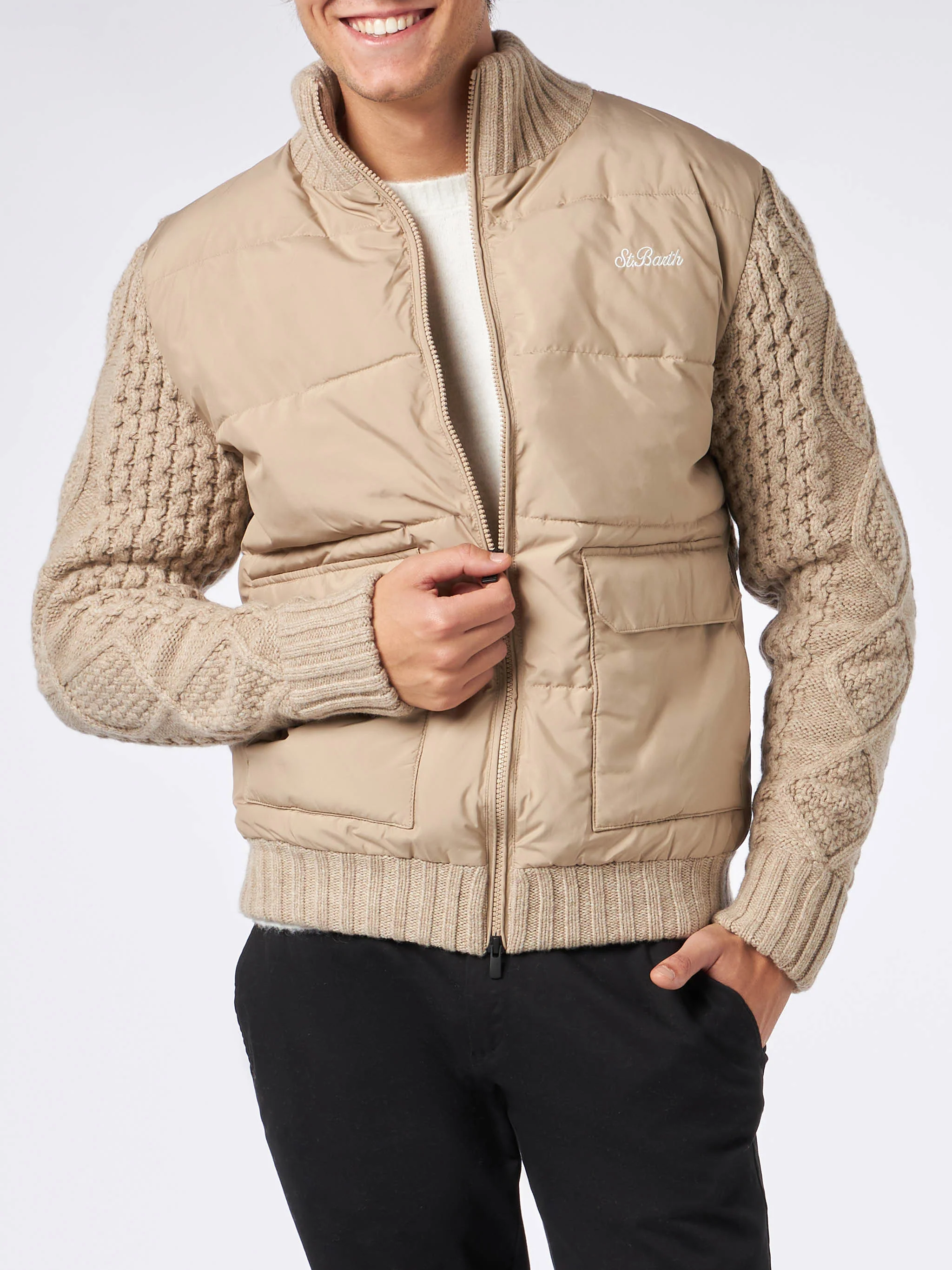 Beige gewatteerde herenjas met geweven gebreide mouwen