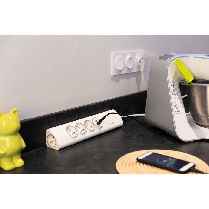 Multiprise d'angle 3P 16A + 1P 16A latérale + 2 USB parafoudre à câbler - Blanc - Otio