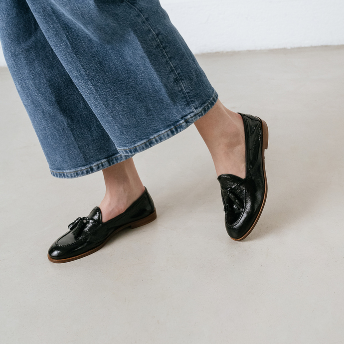 Mocassins à bouts ronds et pompons  en vernis plissé noir