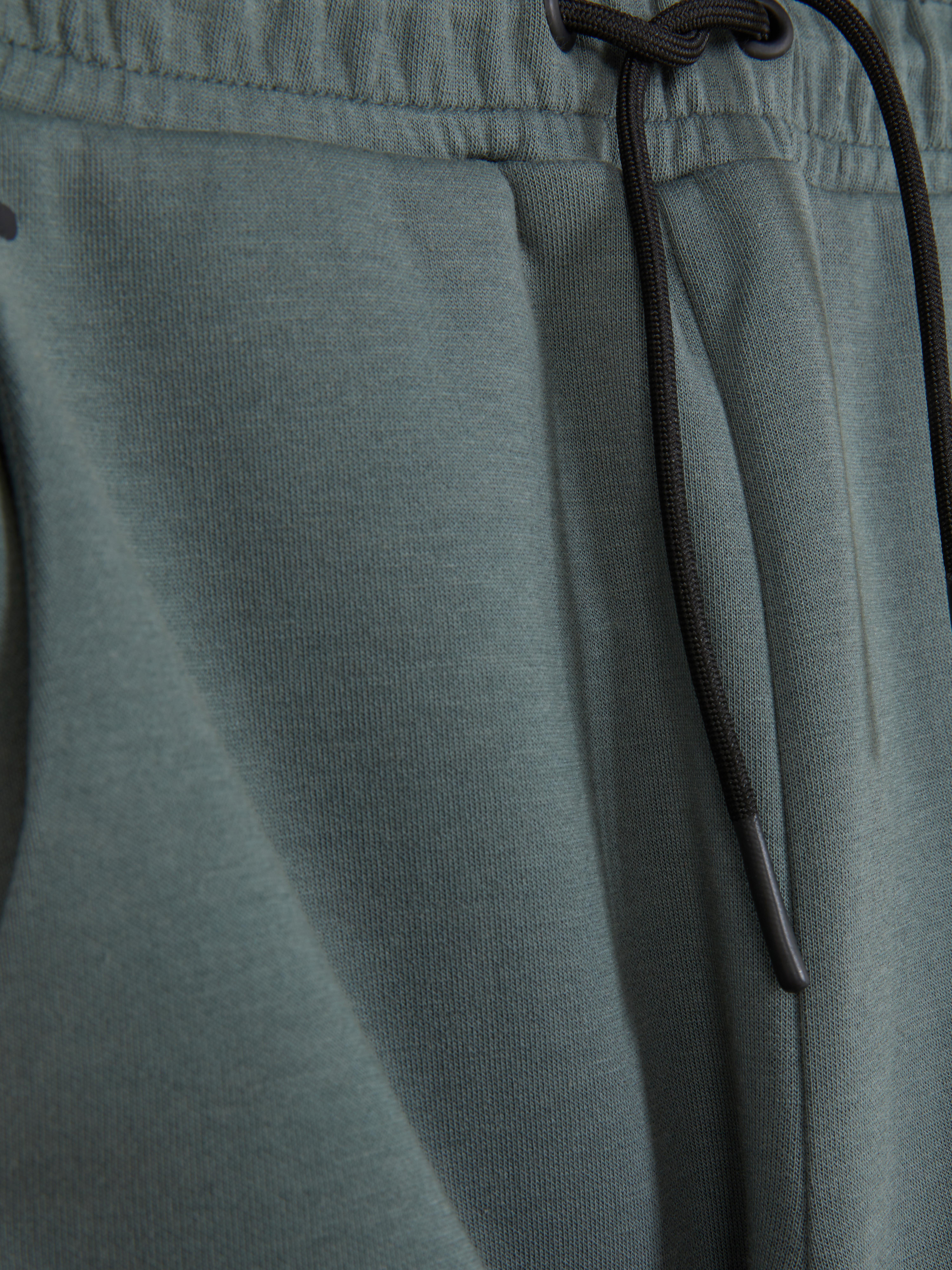 Pantaloni de trening asortați cu șnur de strângere. Acești pantaloni de trening moi cu talie elastică sunt extrem de confortabili.