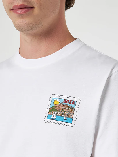 Heren katoenen T-shirt met Ibiza-ansichtkaartprint op voor- en achterkant.