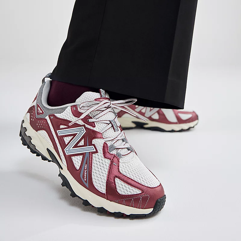 New Balance 610v1 – Classic Crimson met Sea Salt en Shadow Grey