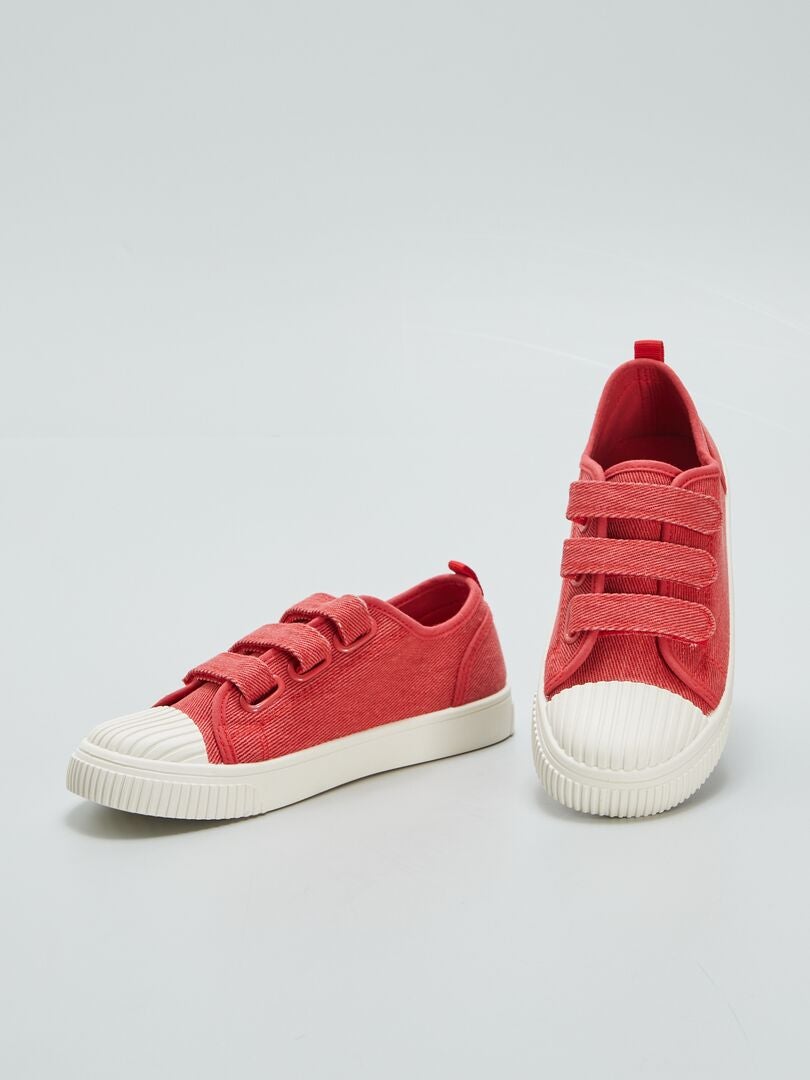 Tênis de cano baixo em lona jeans com rasgos - VERMELHO