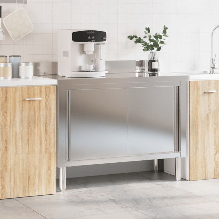 Mesa de trabajo de cocina con puertas correderas de acero inoxidable.