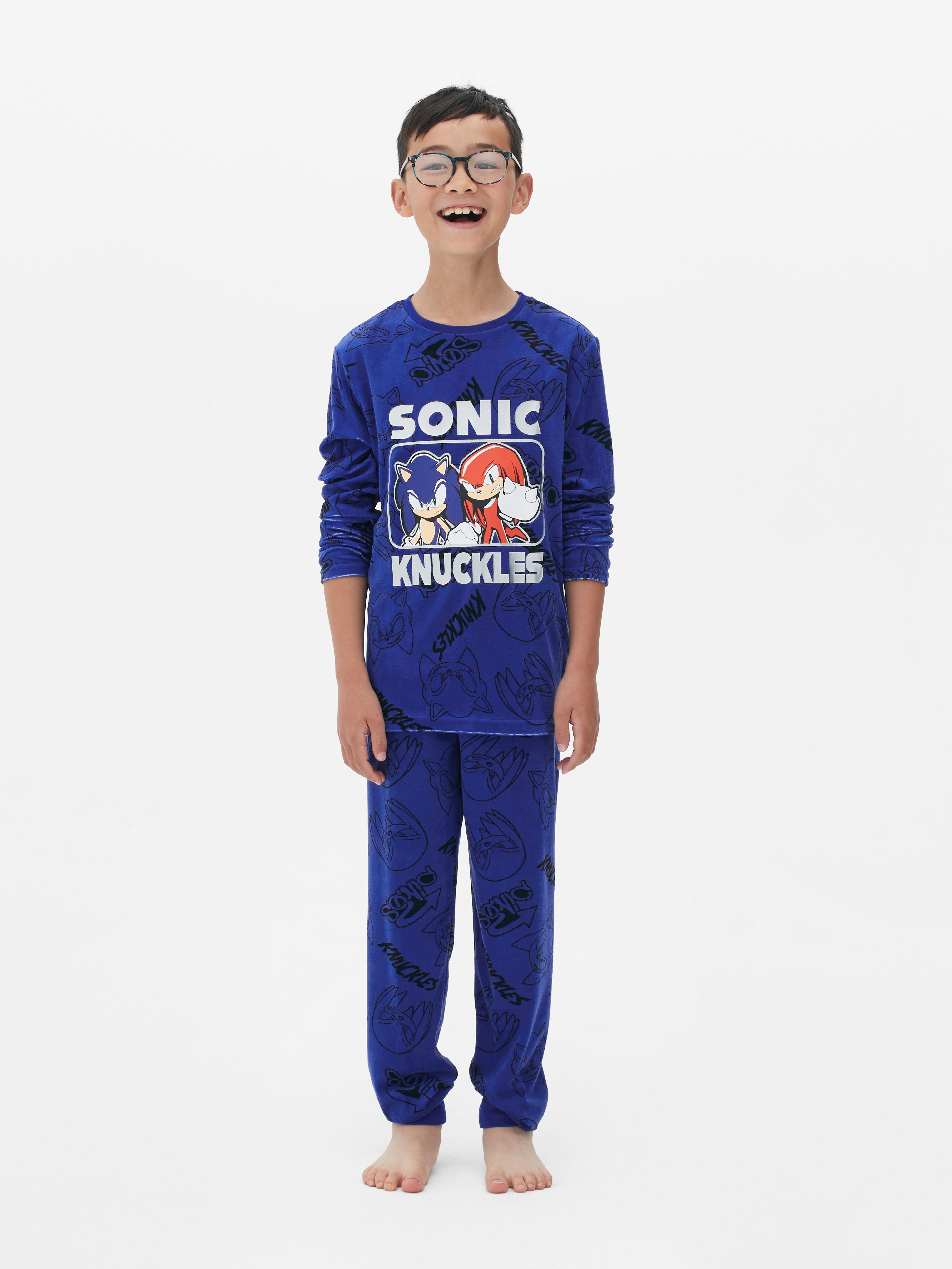Tricou și pantaloni de pijama cu Sonic Ariciul. Micul tău jucător se grăbește spre confortul de seară în aceste pijamale cu Sonic.