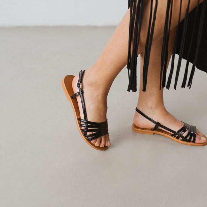 Sandales à brides et bouts ouverts  en vernis noir