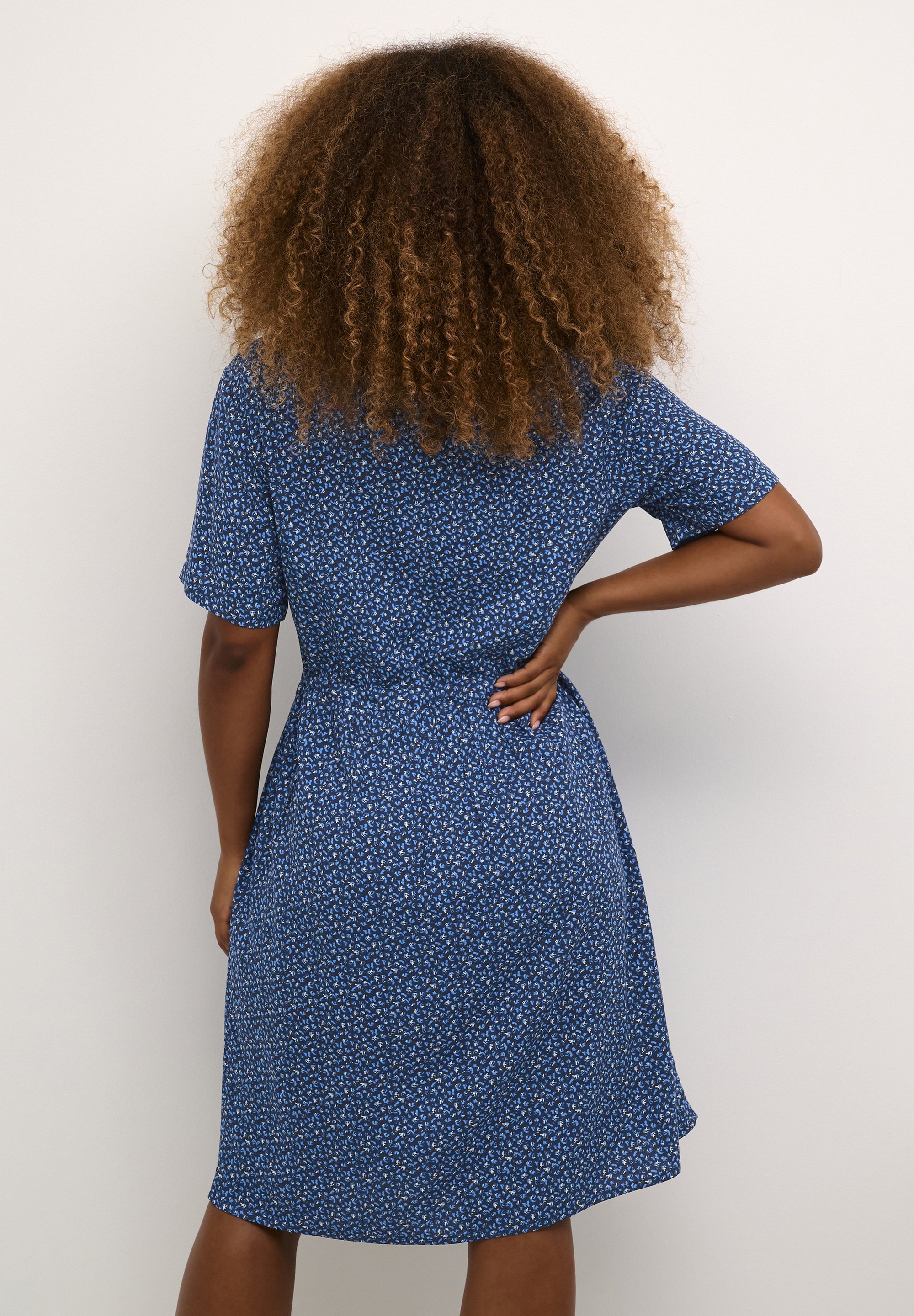 Robe de jour crème FERINA ZALLY FIT - motif peau d'animal bleu