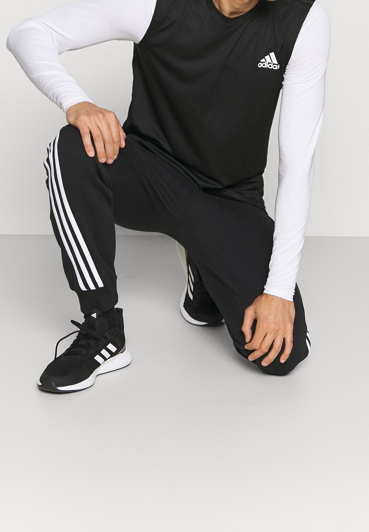 Camiseta esportiva adidas Performance - preta