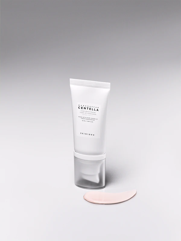 SKIN1004 Madagaskar Centella Tone Brightening Tone-Up Ochranný tonizační fluid na obličej s rozjasňujícím účinkem