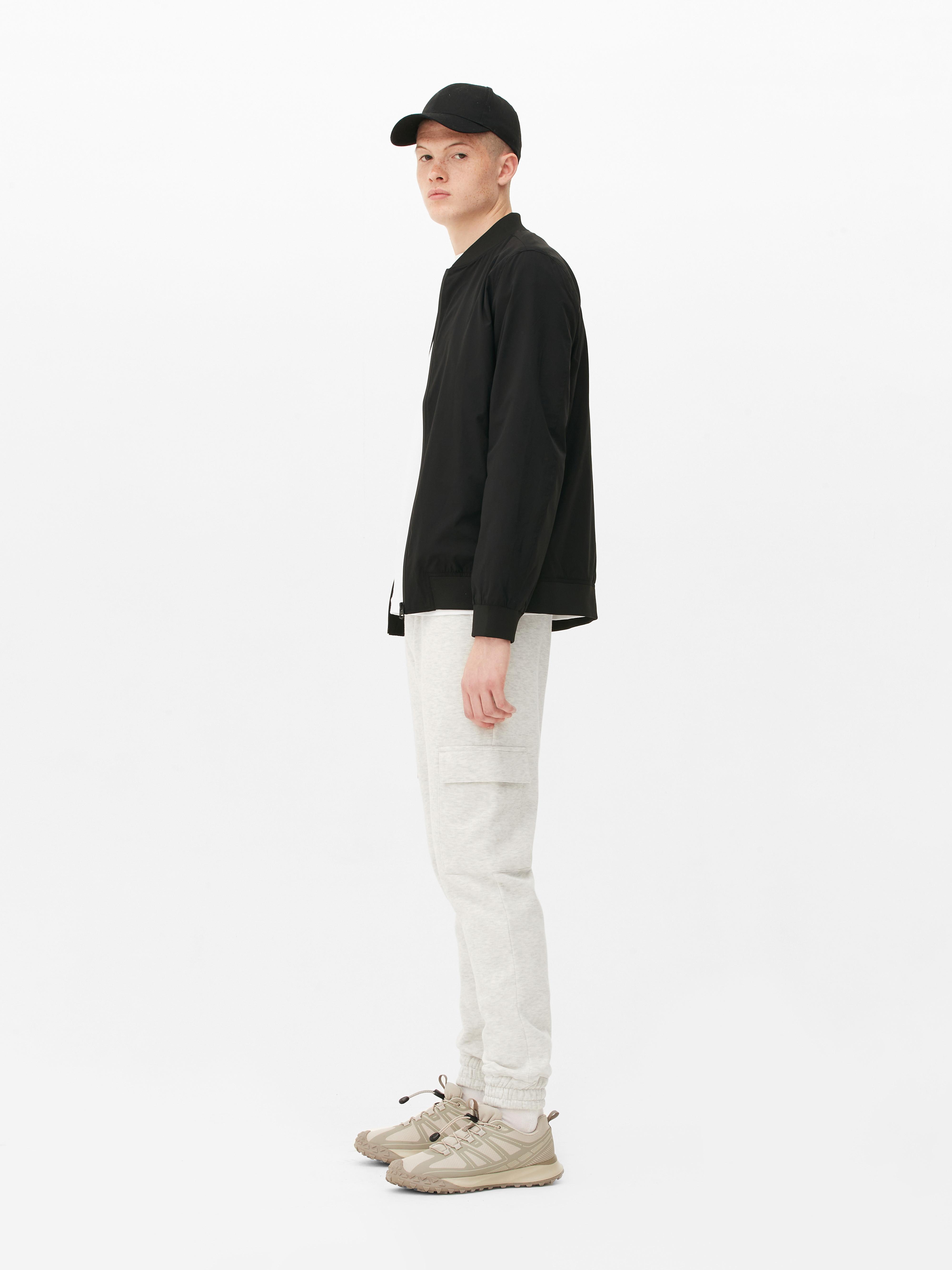 Pantaloni de trening cargo cu manșete până la gleznă. Ce poate fi mai bun decât niște pantaloni de trening? Pantaloni de trening cu buzunare laterale.