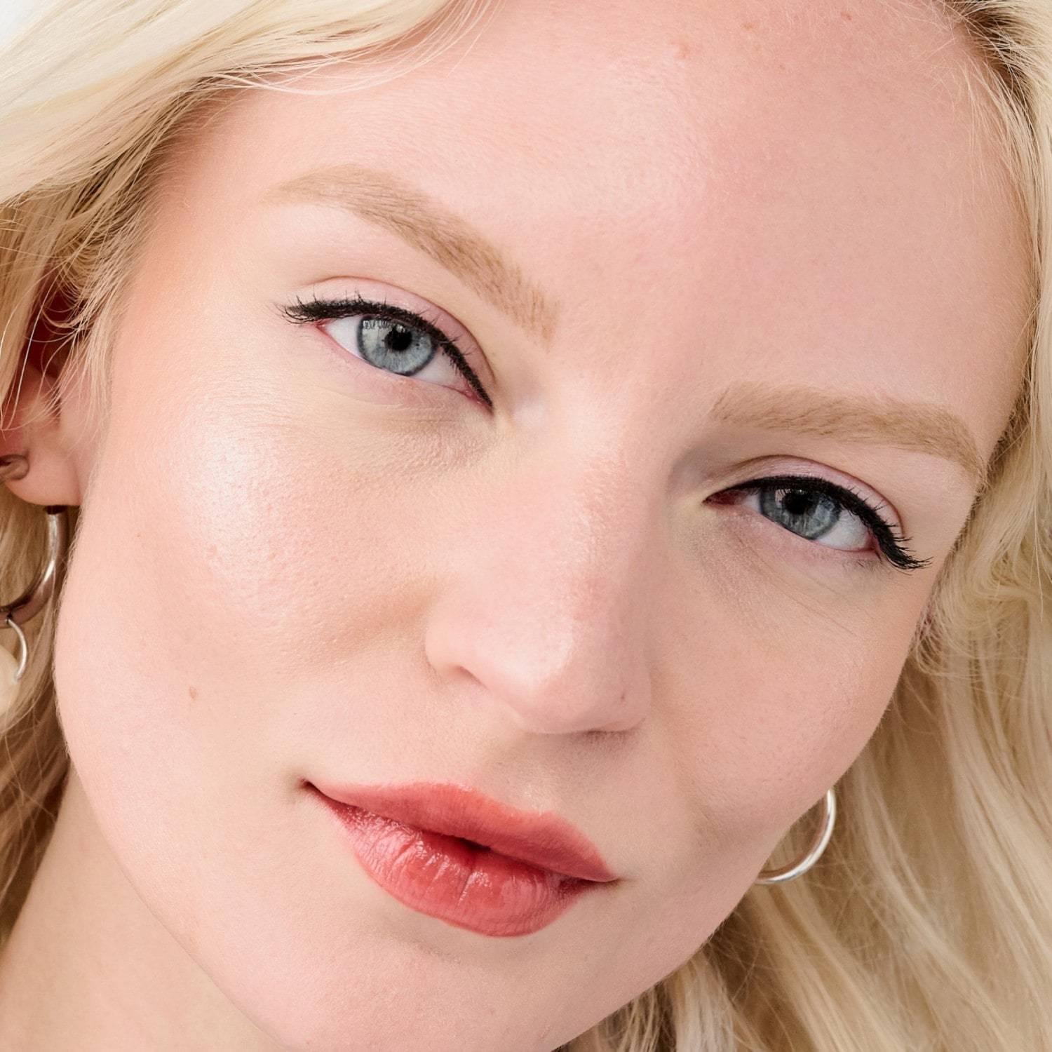 Benefit Mighty Fine uzacu pildspalva – 0,5 ml