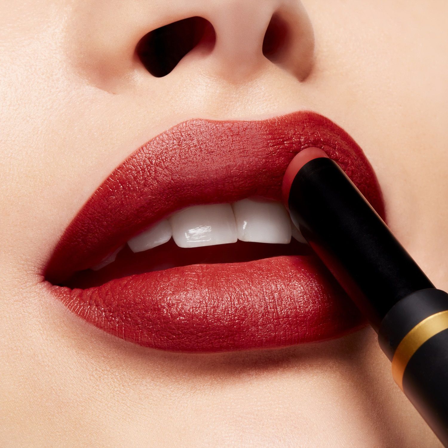 Matný rúž Powder Kiss Velvet Blur Luxusné rúže