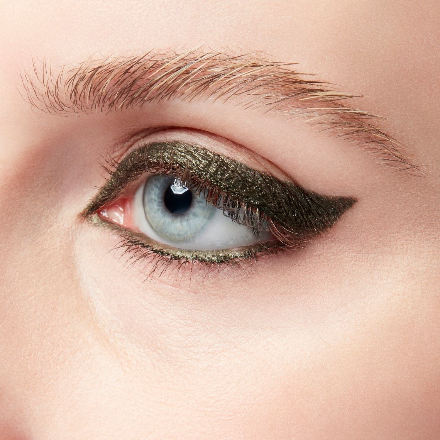 MAC akių pieštuko spalvos „Excess Gen“ akių kontūro pieštukas – 0,35 g