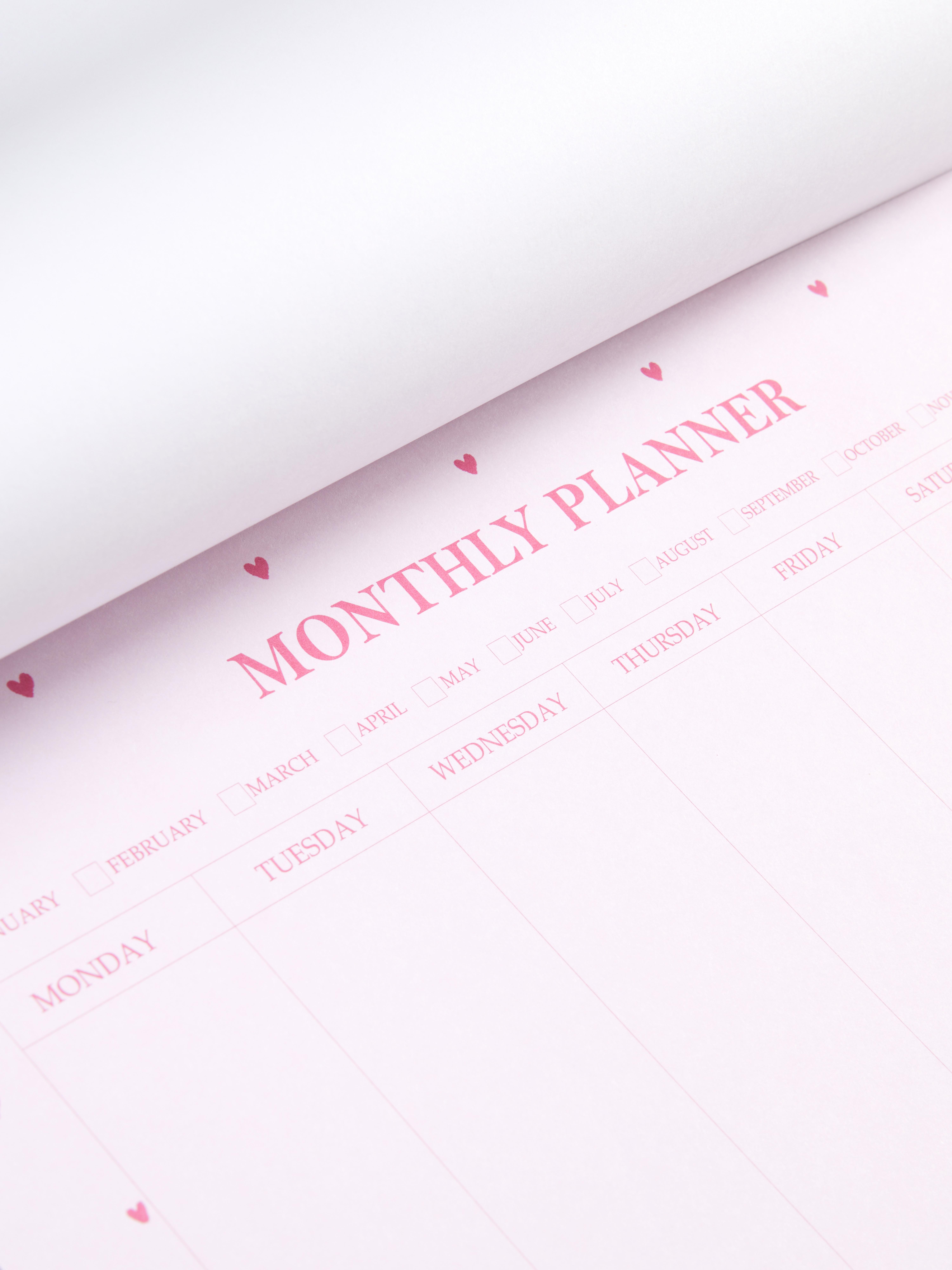 A4-maandplanner met hartpatroon Een maandplanner van A4-formaat met hartjespatroon
