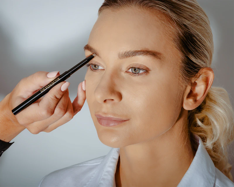 Lápis de sobrancelha automático Dermacol Eyebrow Perfector com pincel