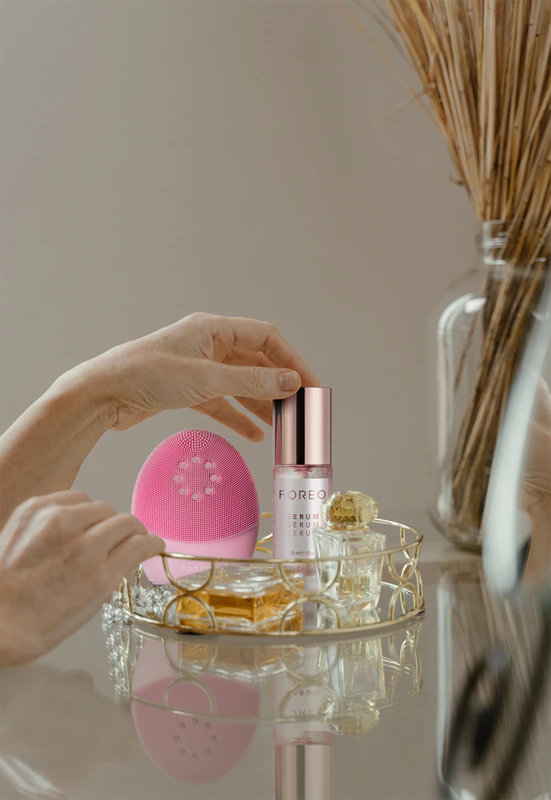 Escova sônica FOREO LUNA™4 Plus com função de massagem termofirmante