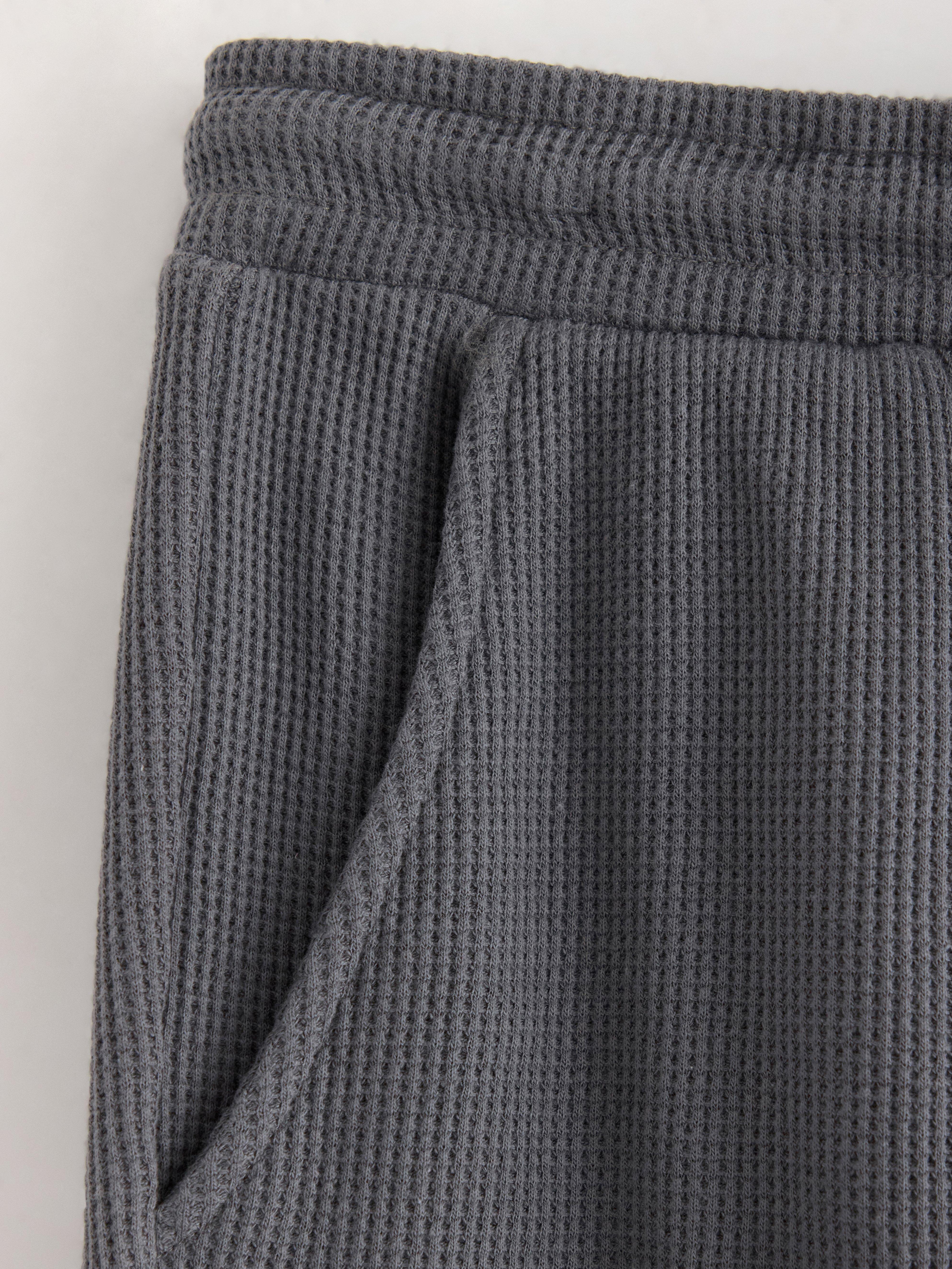 Pantalones cortos con estructura de gofre, color gris oscuro empolvado.