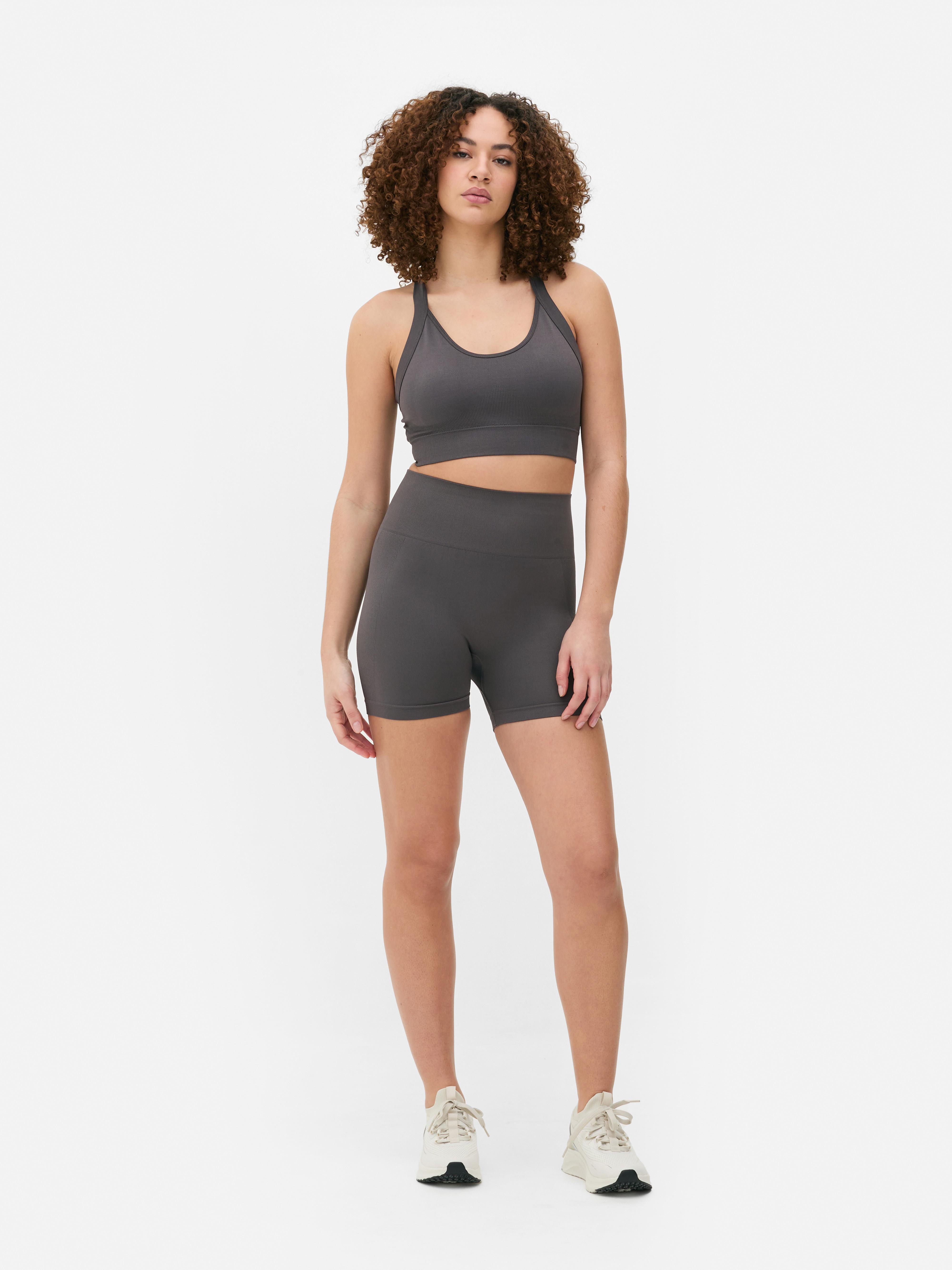 Pantaloni scurți de yoga cu talie înaltă, fără cusături. Acești pantaloni scurți sport fără cusături sunt perfecți pentru orice sesiune de stretching și antrenament.