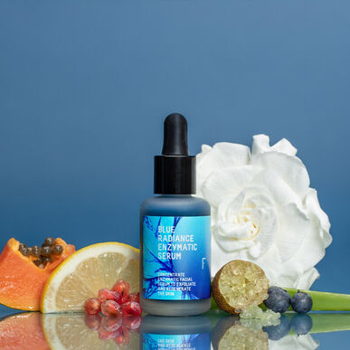 Sérum exfoliante enzimático, unificador e iluminador Blue Radiance de Freshly Cosmetics, 30 ml