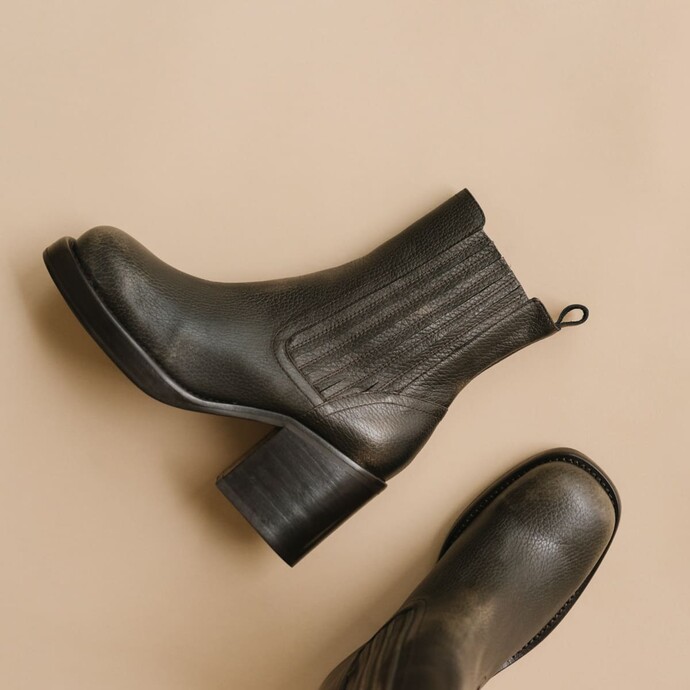 Boots à talons épais, bouts carrés et élastiques  en cuir grainé gris
