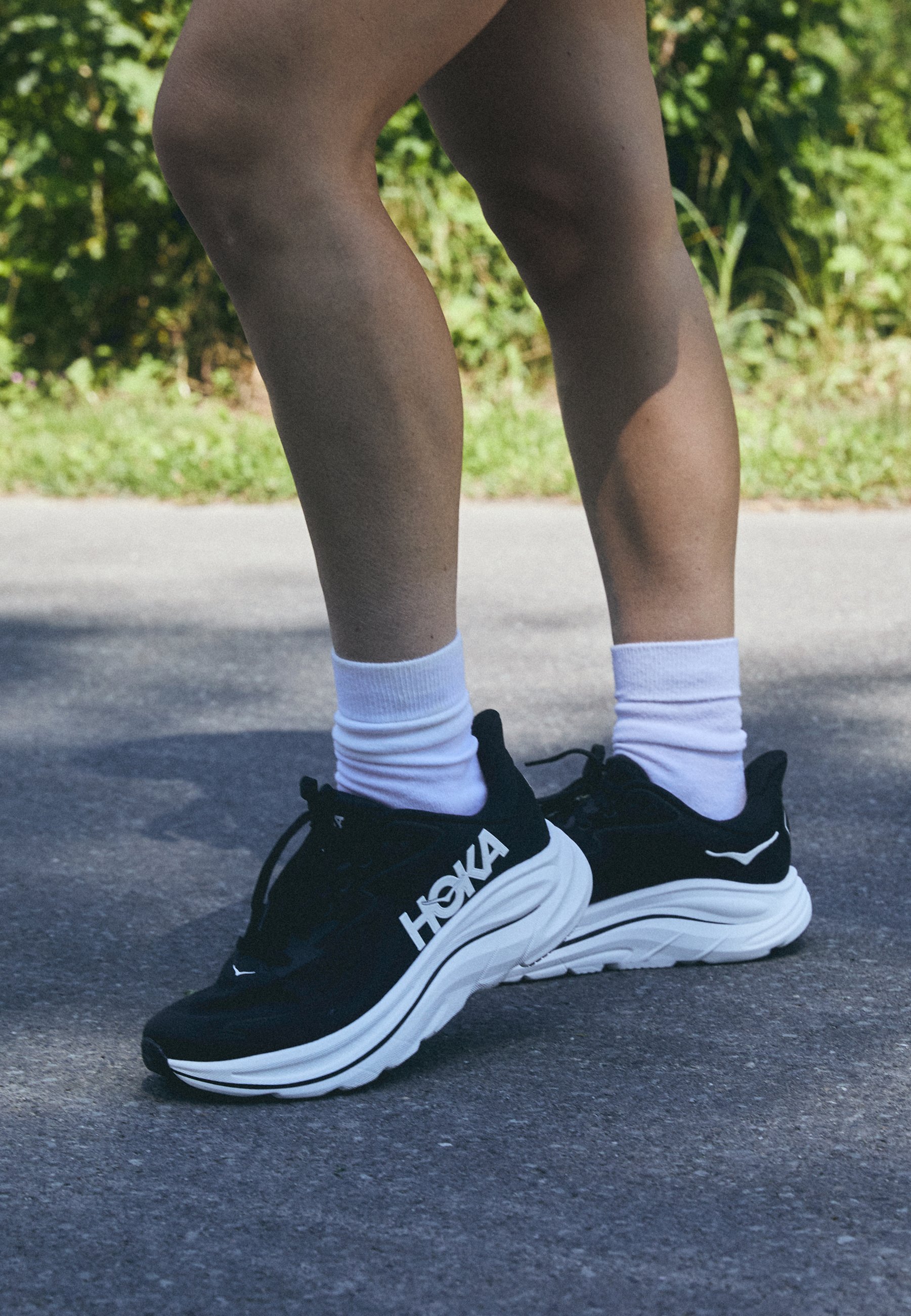 HOKA CLIFTON 10 - Chaussures de course sur route - noir/blanc